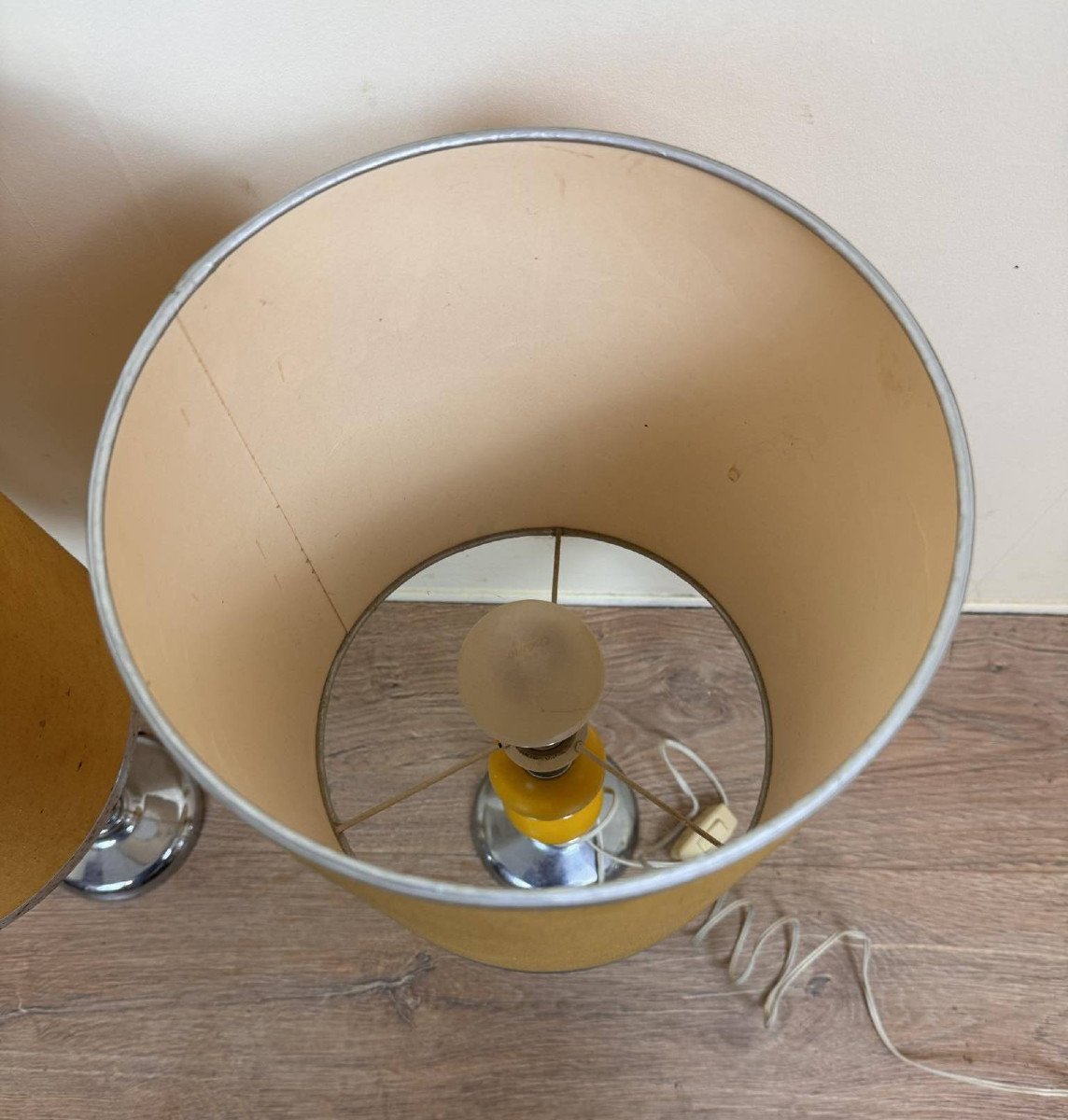 Paire de Lampes à poser CHEVRON vintage 1970 pieds en bois laqué, chrome