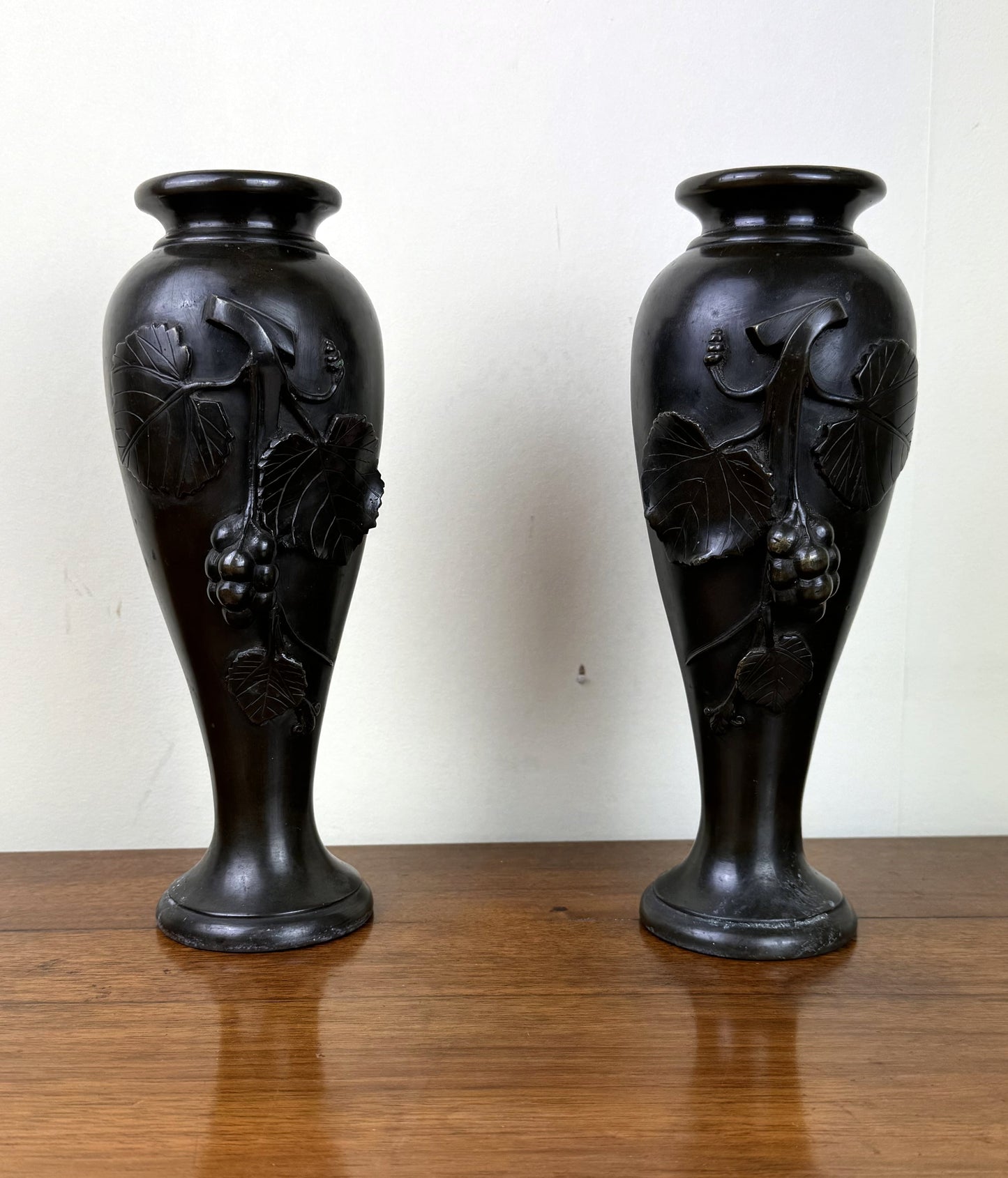 Paire de Vases En Bronze époque Art Nouveau vers 1900 décors en relief de feuilles