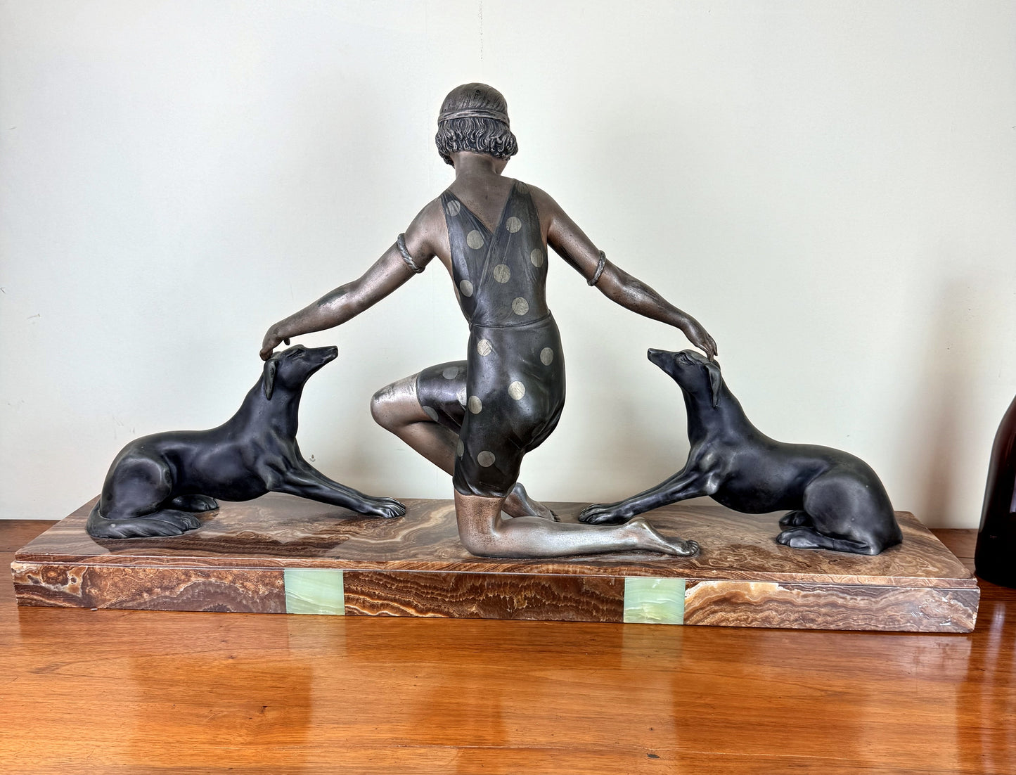 G. ARISSE (1920) : Élégante aux dogues Sculpture. Épreuve en régule à double patine
