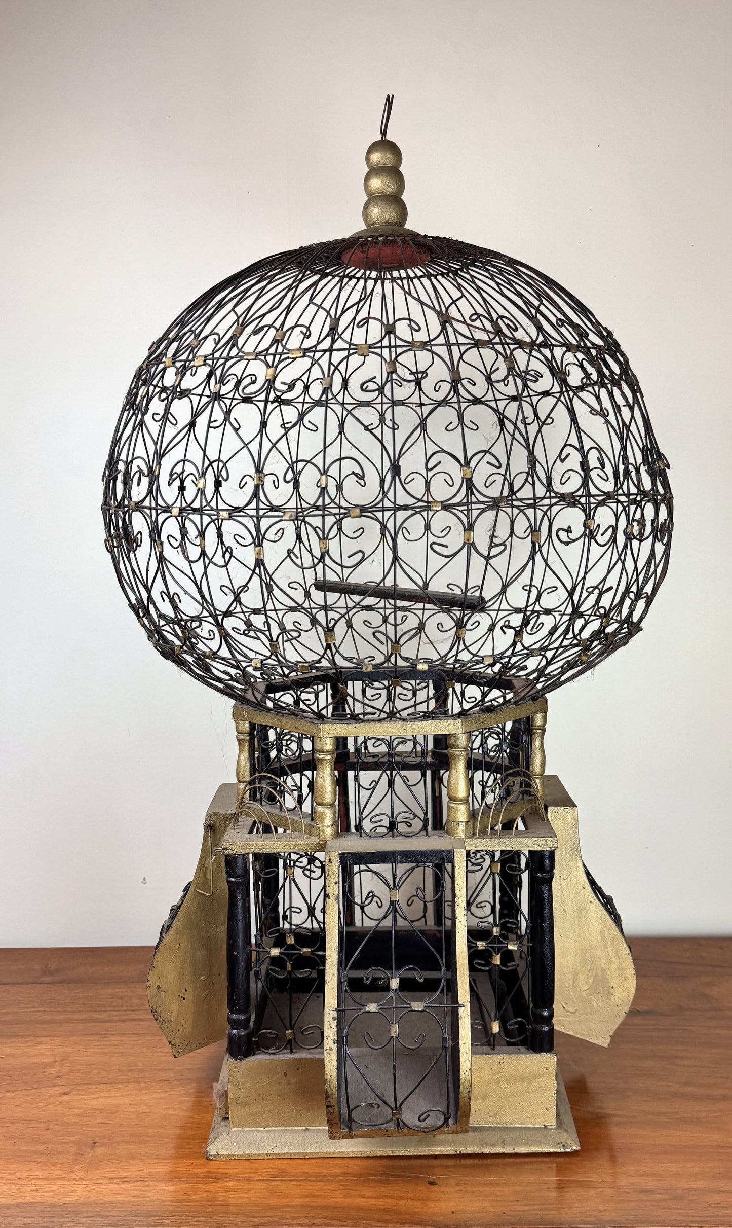 Cage a oiseaux vintage de forme montgolfière en bois et fer