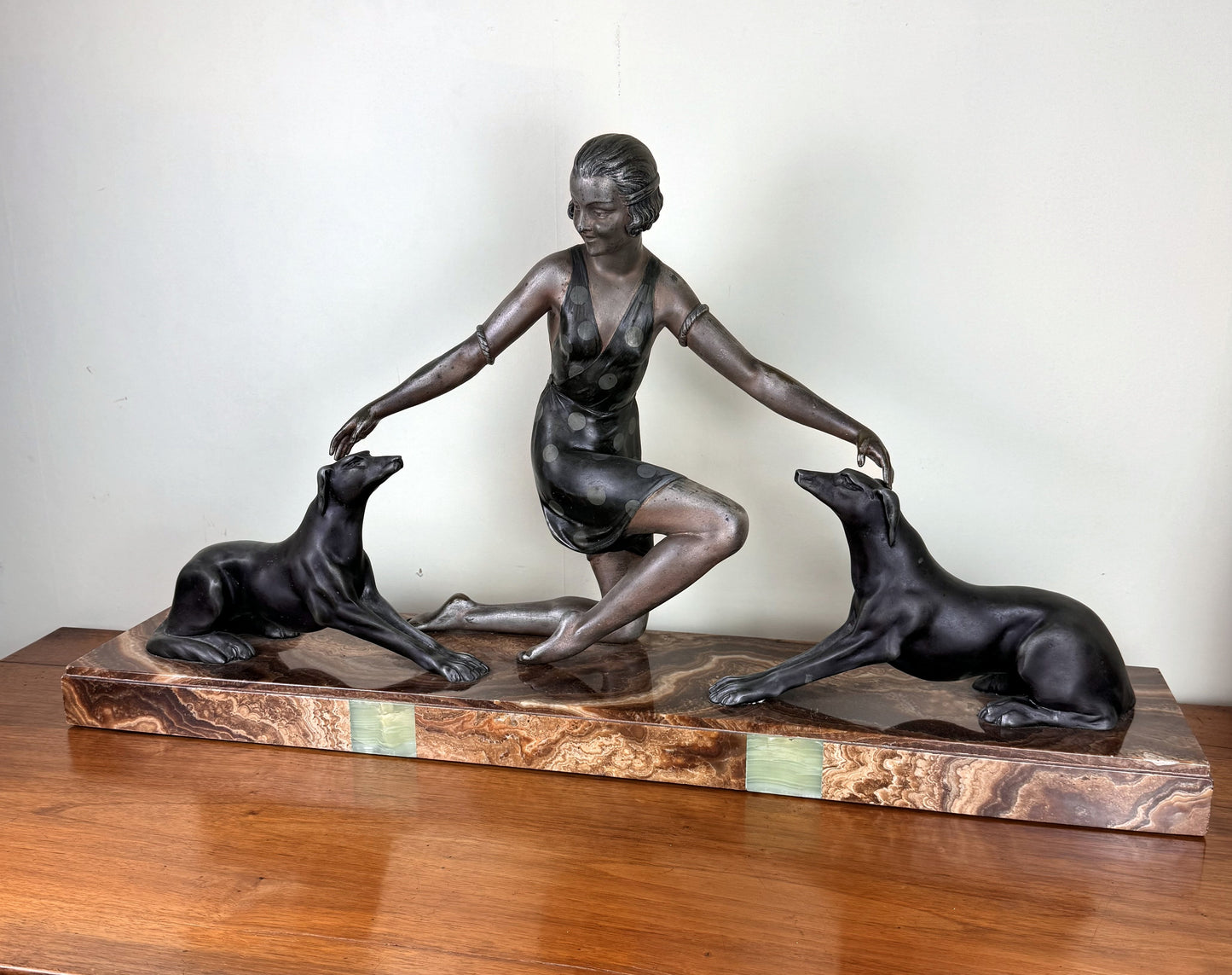 G. ARISSE (1920) : Élégante aux dogues Sculpture. Épreuve en régule à double patine