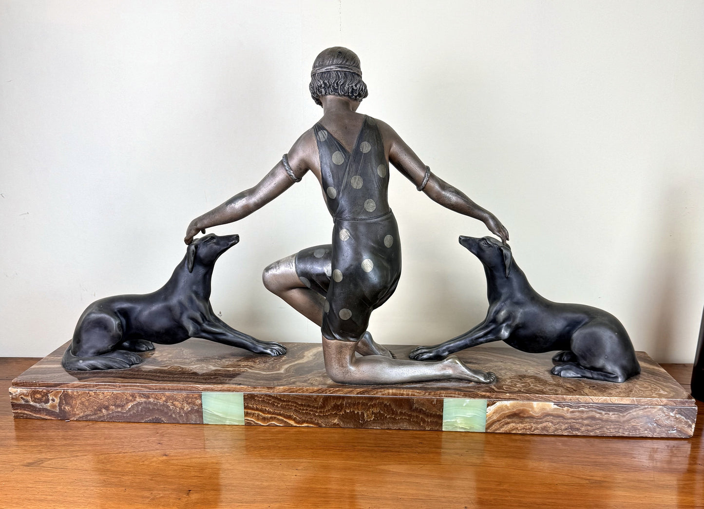G. ARISSE (1920) : Élégante aux dogues Sculpture. Épreuve en régule à double patine