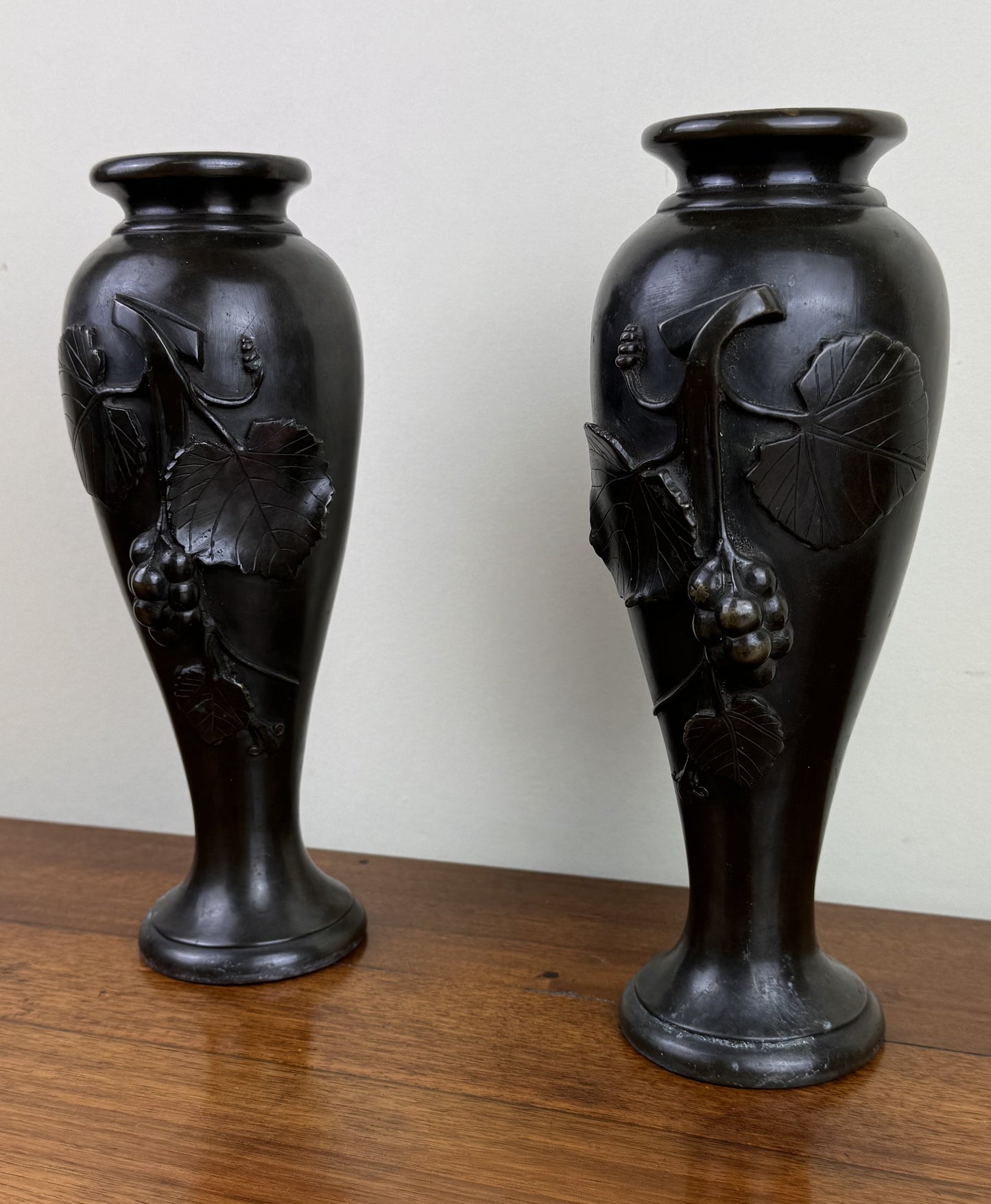 Paire de Vases En Bronze époque Art Nouveau vers 1900 décors en relief de feuilles
