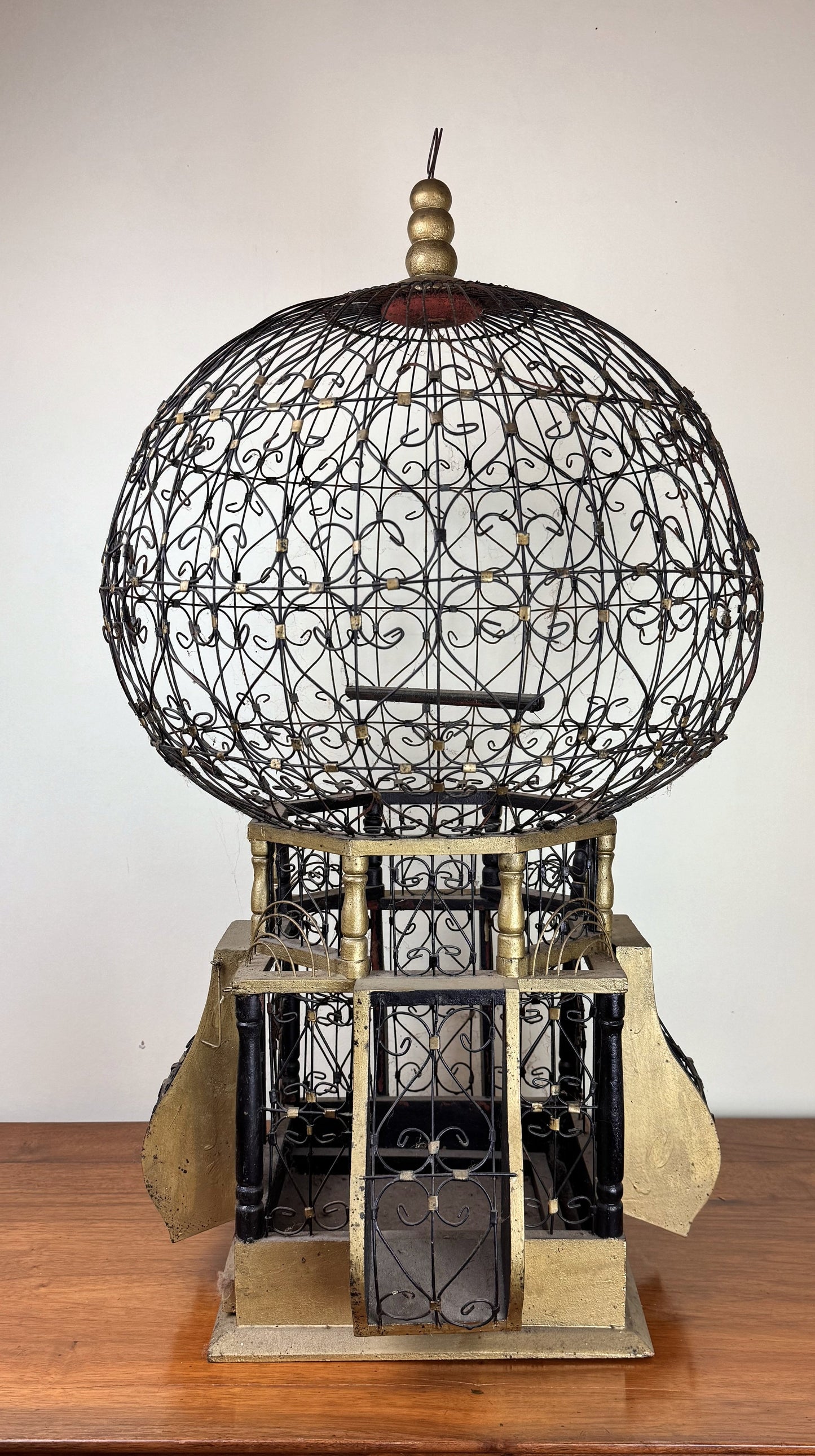 Cage a oiseaux vintage de forme montgolfière en bois et fer