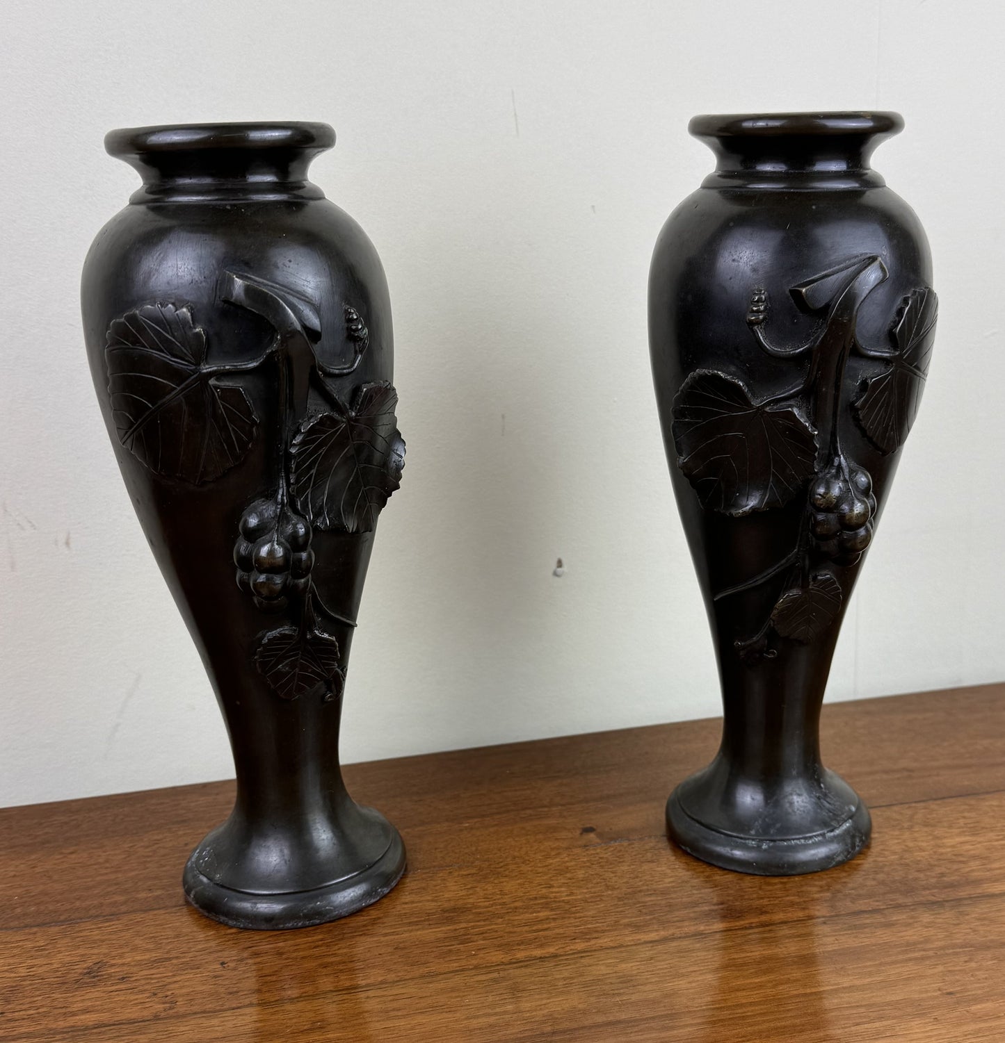 Paire de Vases En Bronze époque Art Nouveau vers 1900 décors en relief de feuilles