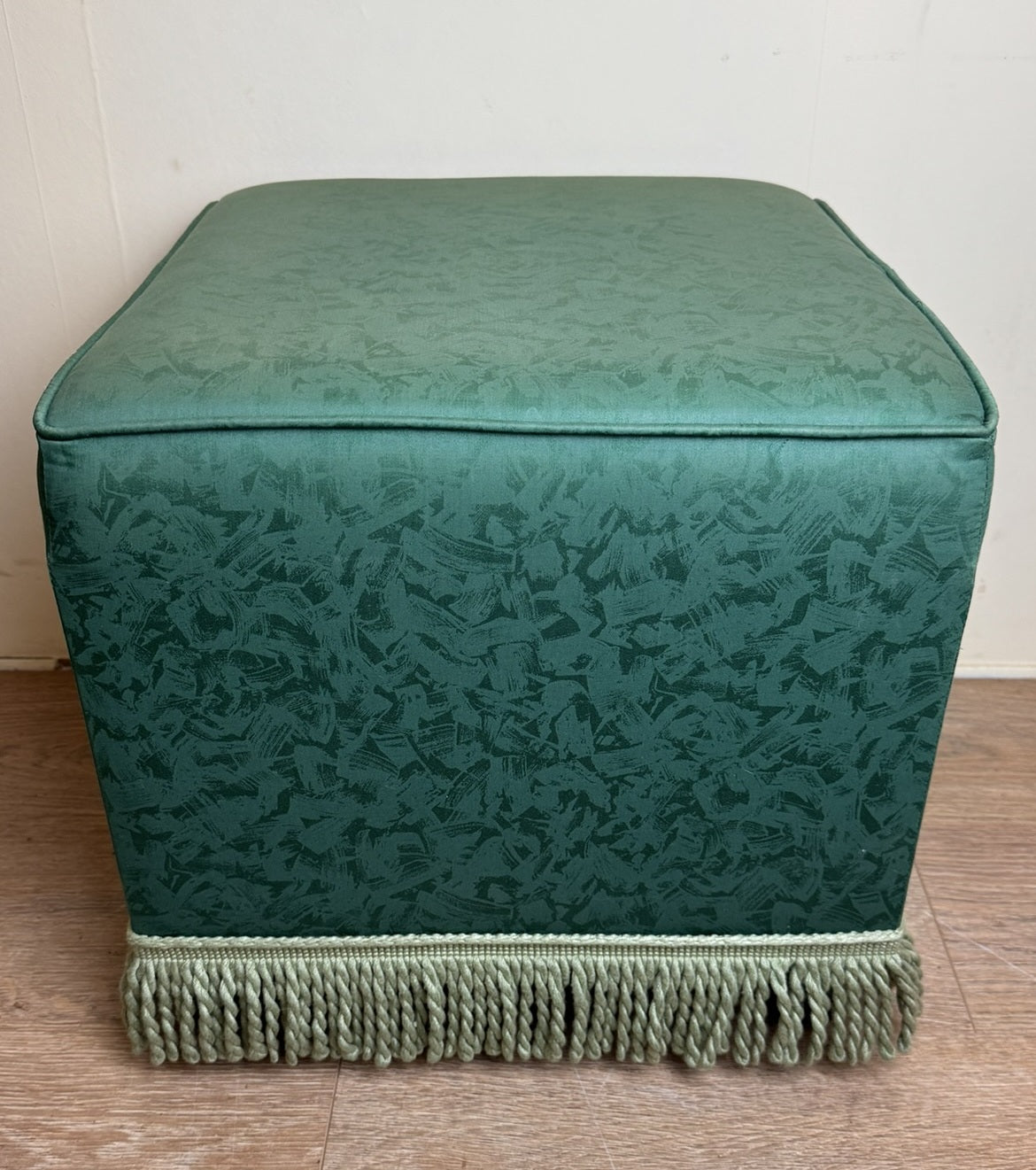 Pouf style Napoléon III en tissu a motifs