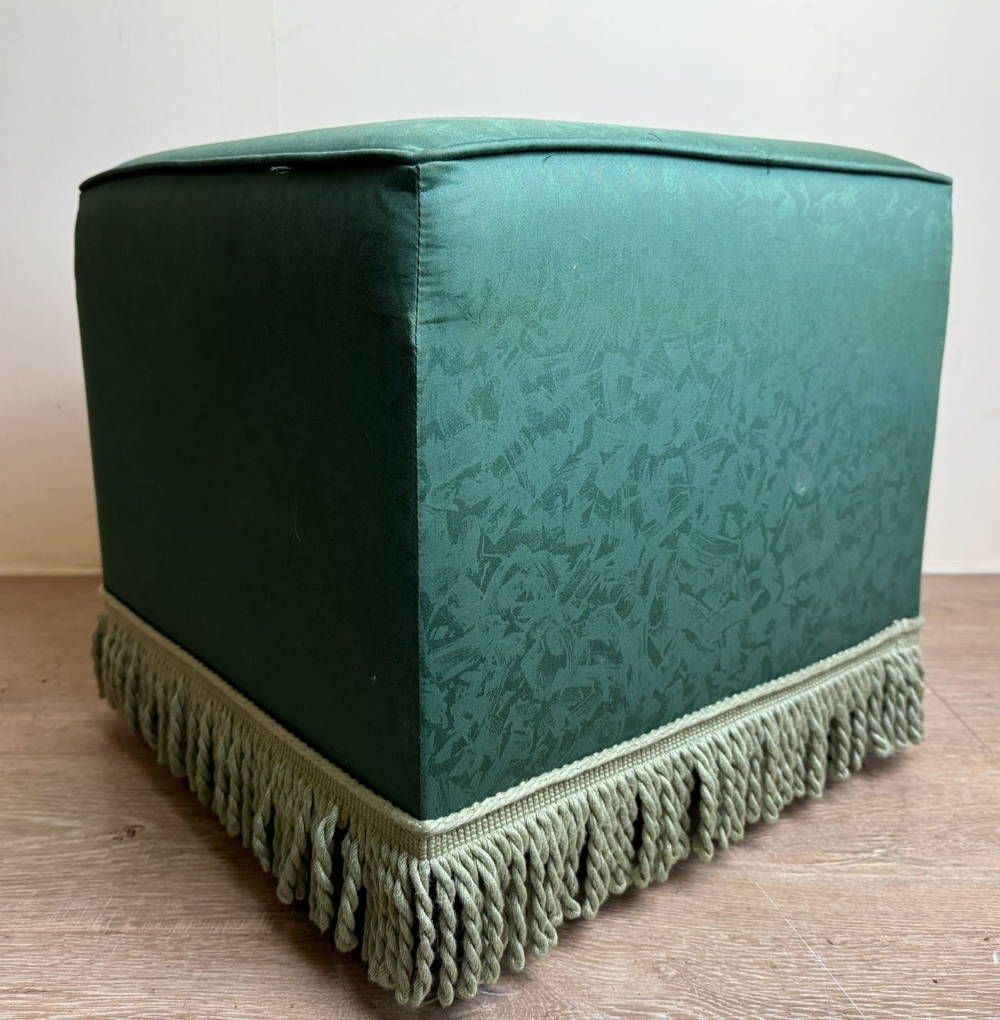 Pouf style Napoléon III en tissu a motifs