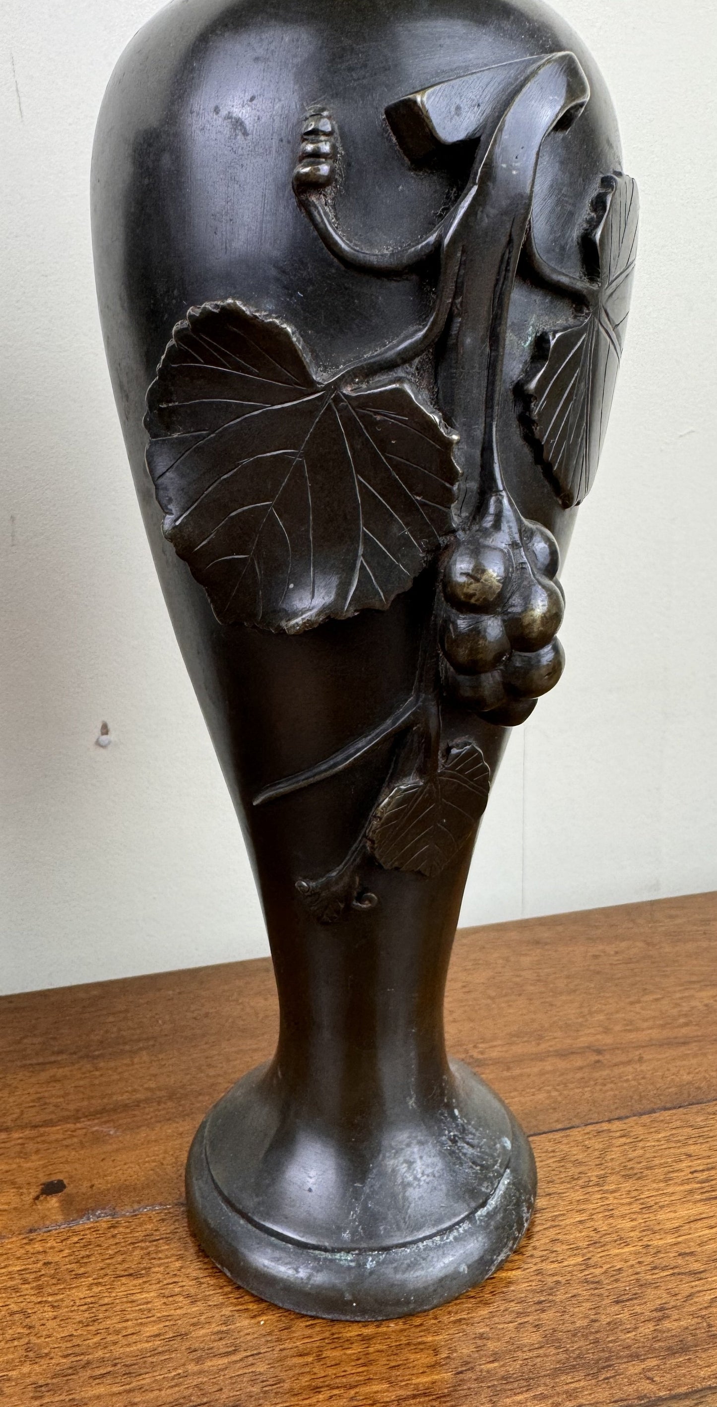 Paire de Vases En Bronze époque Art Nouveau vers 1900 décors en relief de feuilles