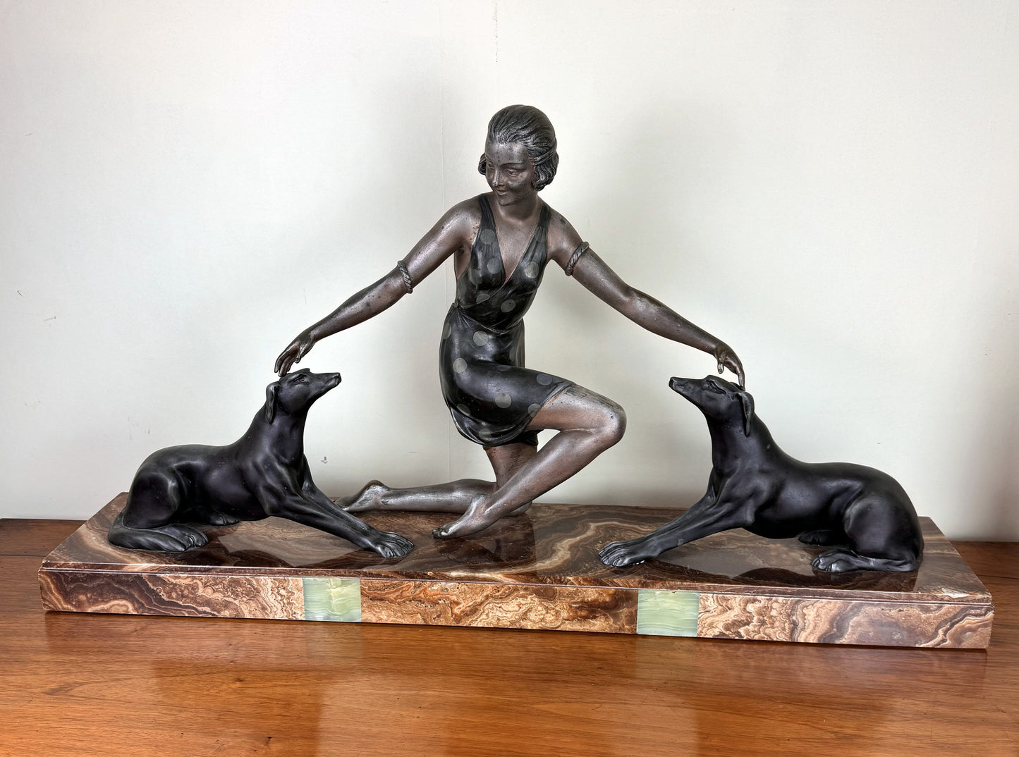 G. ARISSE (1920) : Élégante aux dogues Sculpture. Épreuve en régule à double patine
