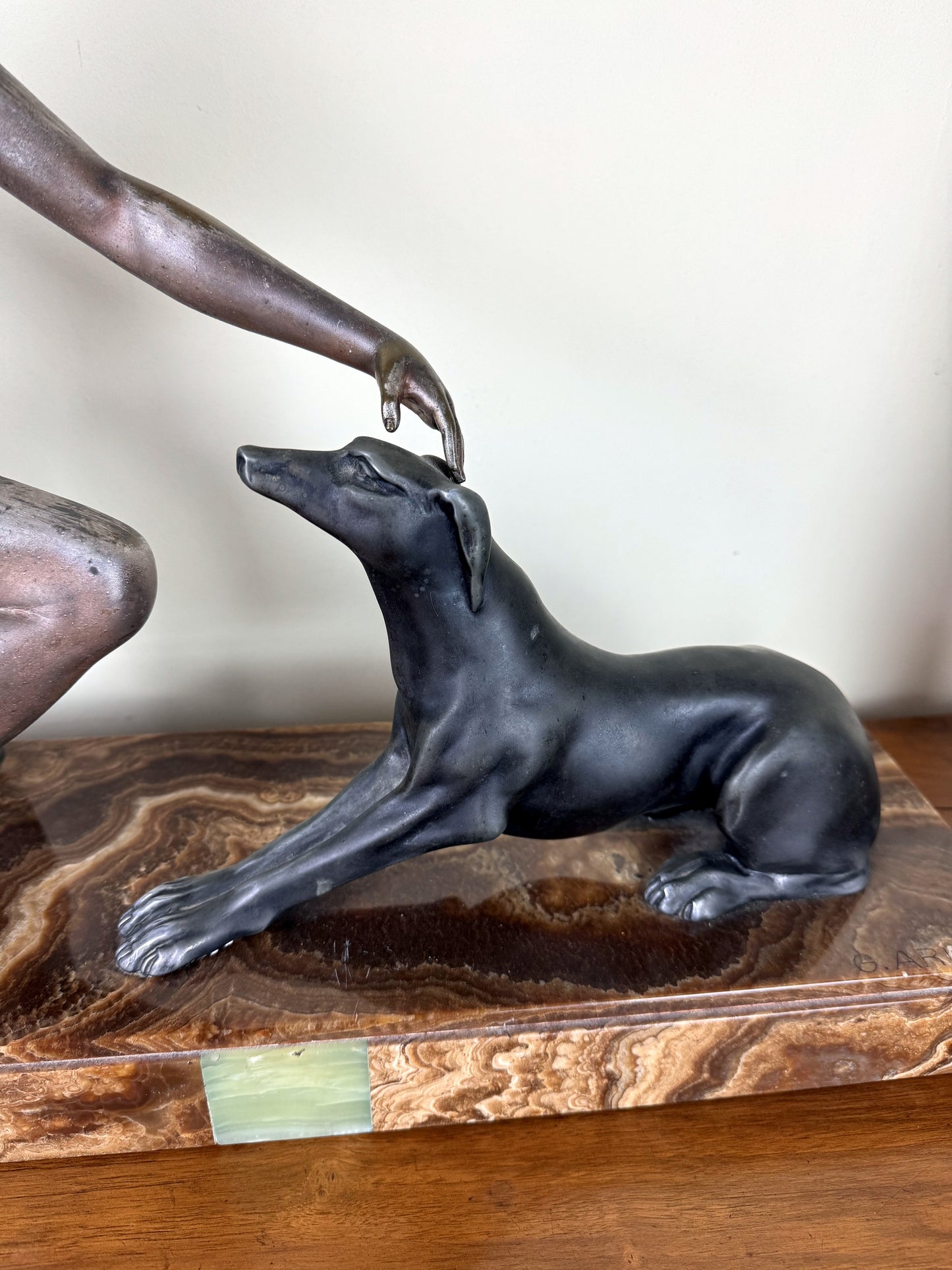 G. ARISSE (1920) : Élégante aux dogues Sculpture. Épreuve en régule à double patine