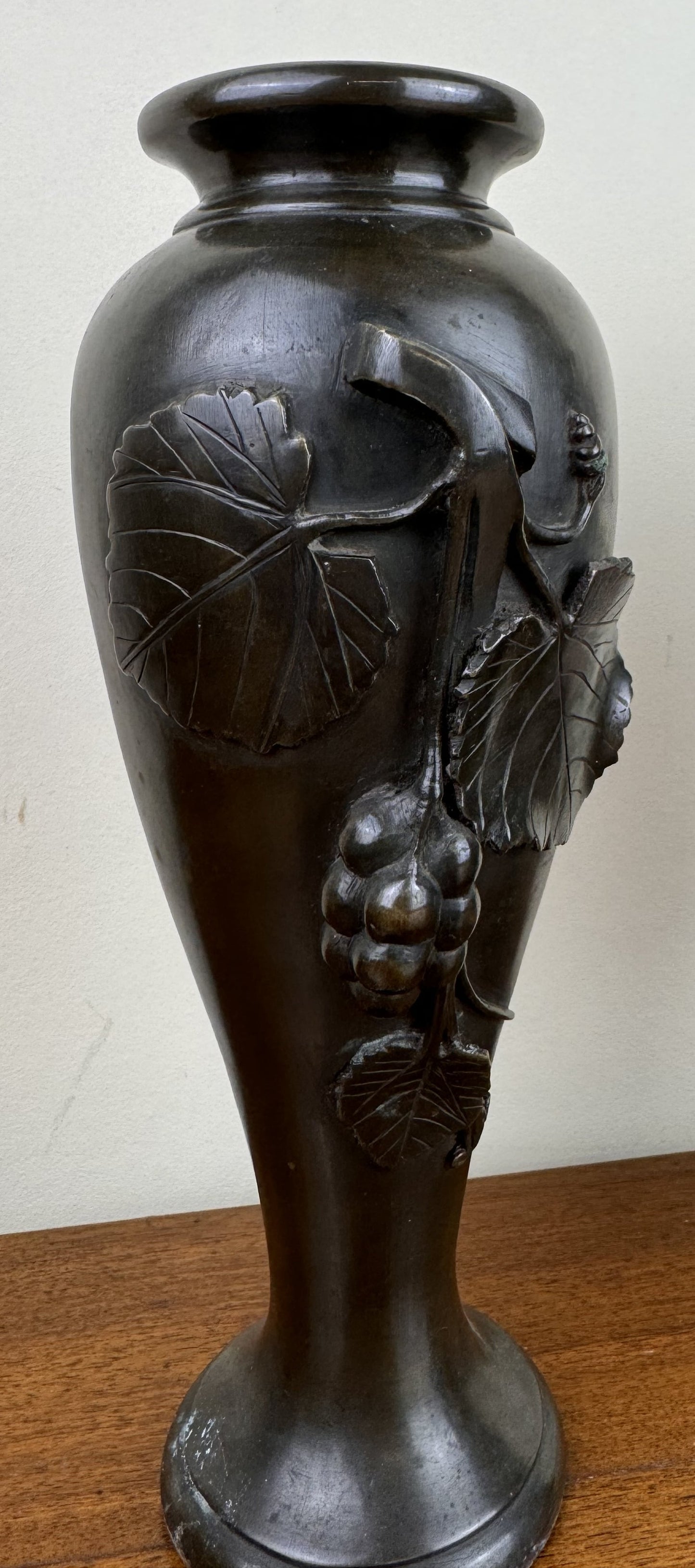 Paire de Vases En Bronze époque Art Nouveau vers 1900 décors en relief de feuilles