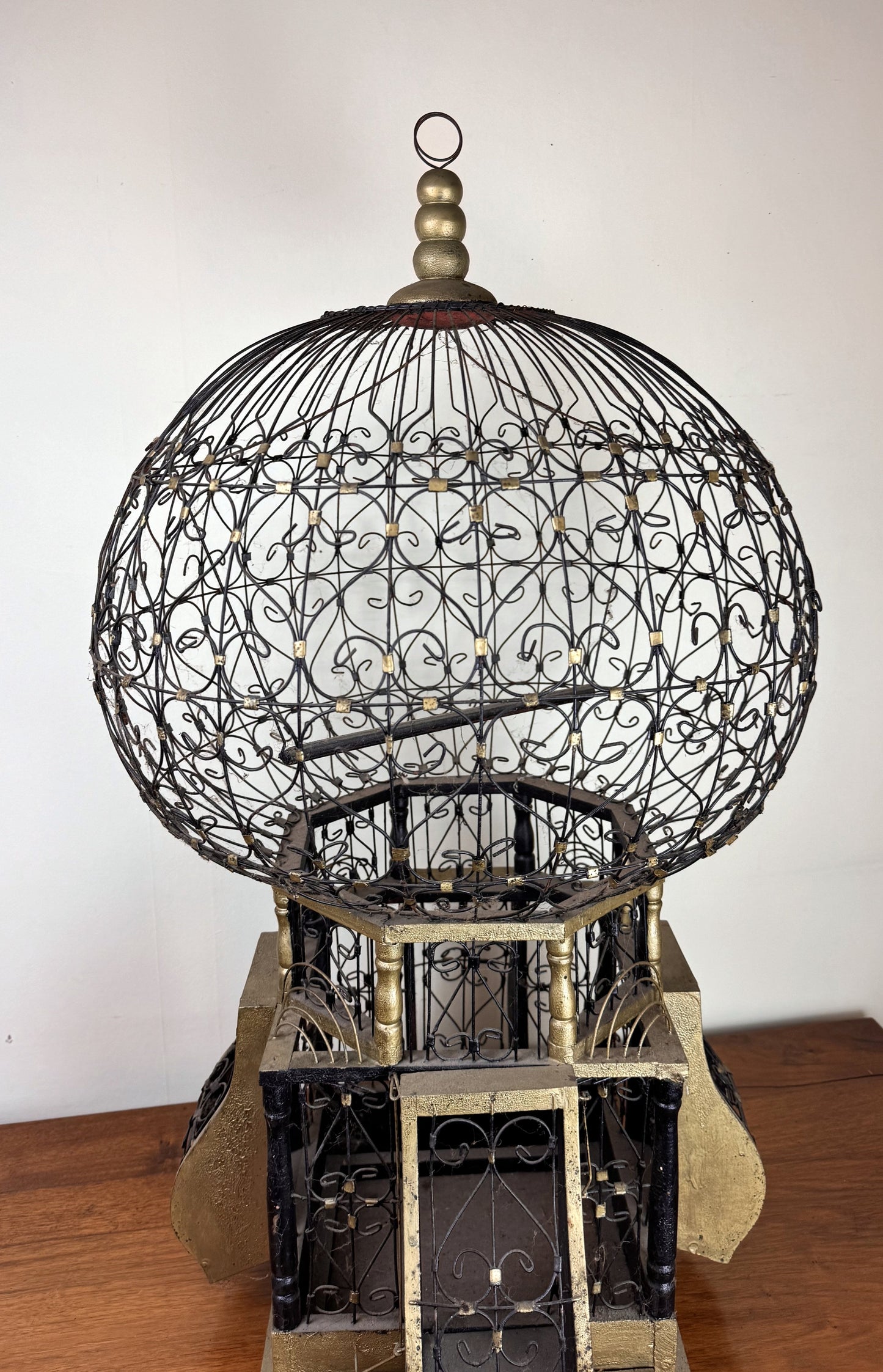 Cage a oiseaux vintage de forme montgolfière en bois et fer