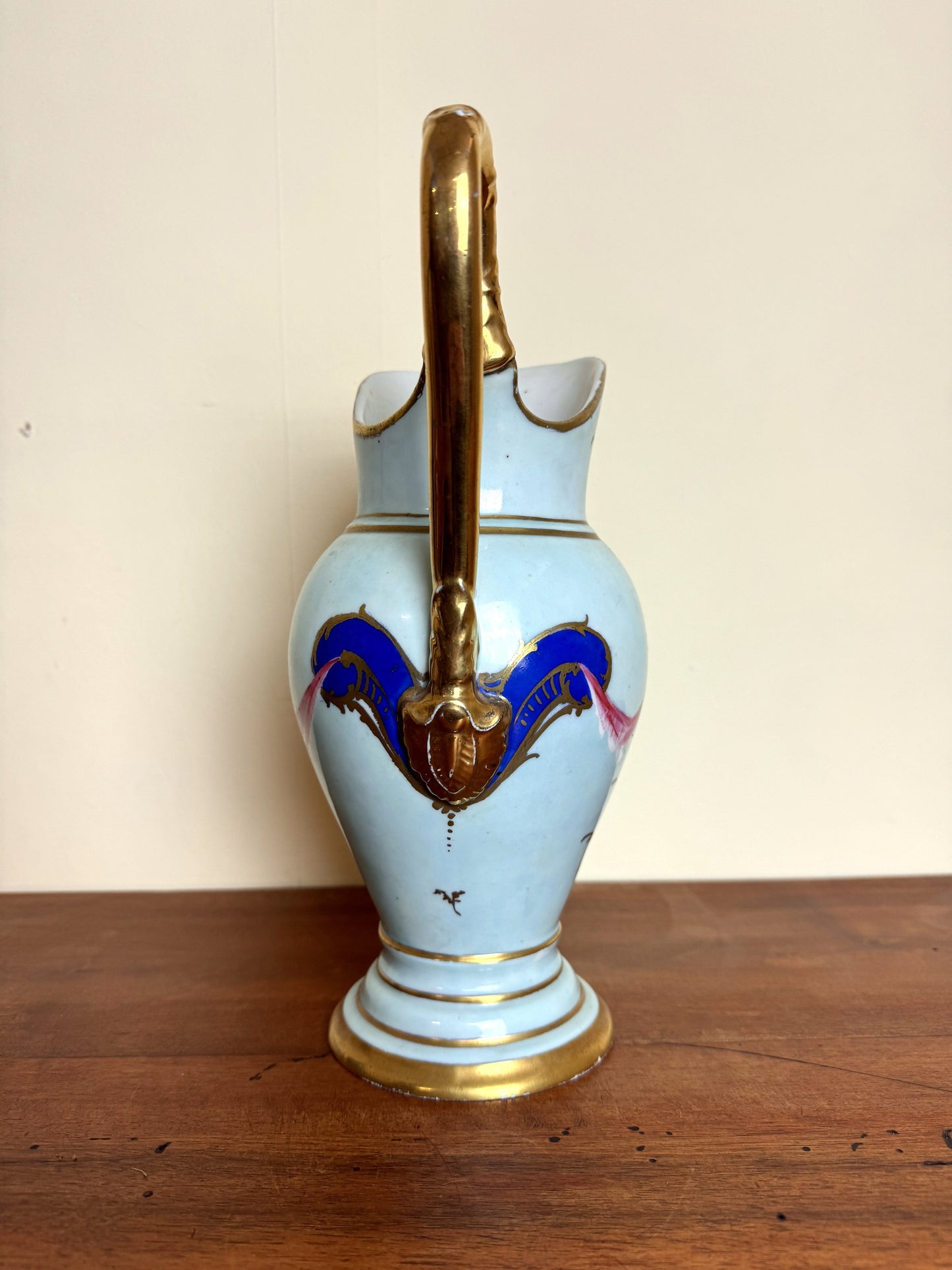 Saxe ? Grande verseuse ou aiguière bleue rehaussée de dorures époque Empire