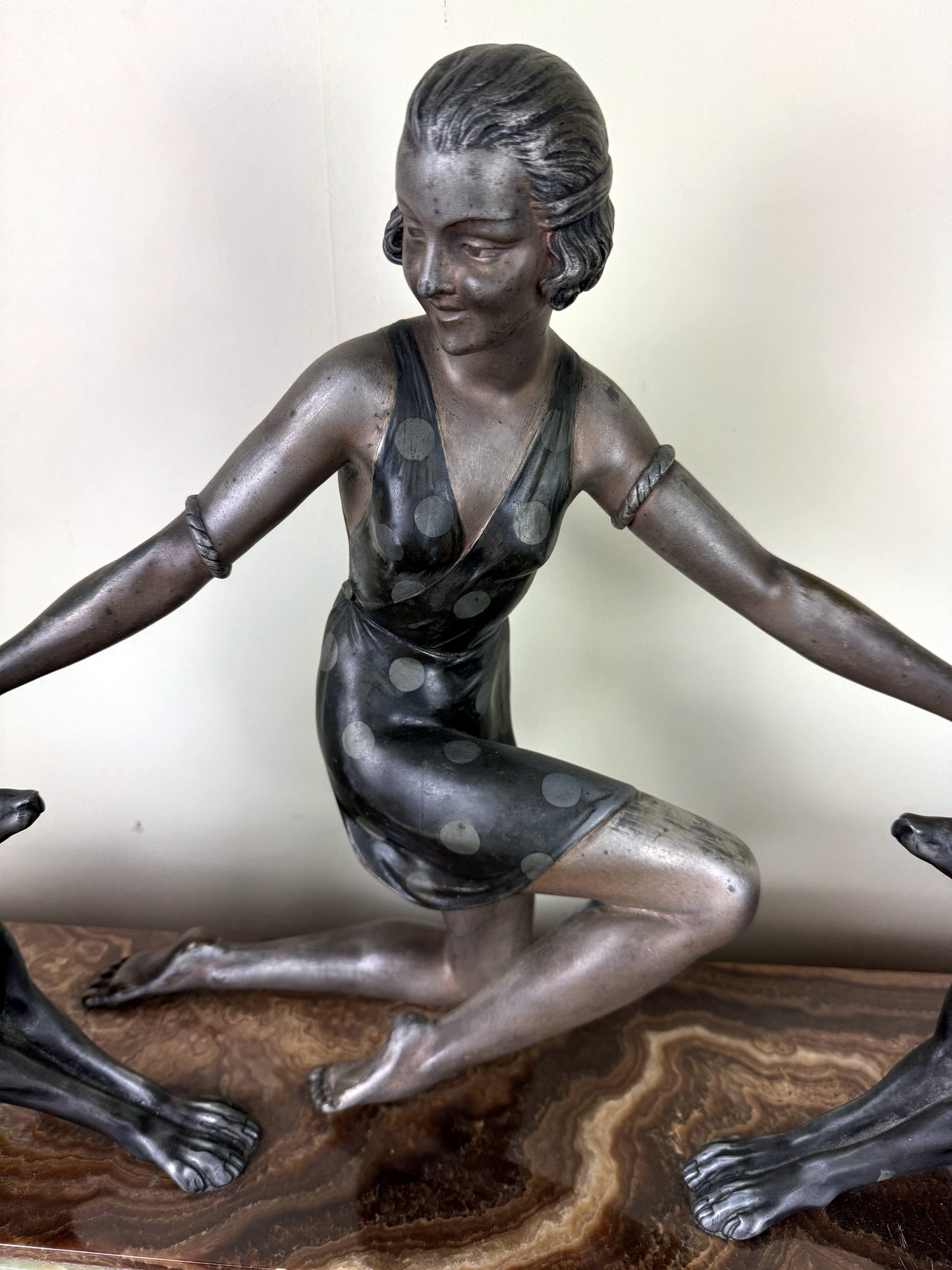 G. ARISSE (1920) : Élégante aux dogues Sculpture. Épreuve en régule à double patine