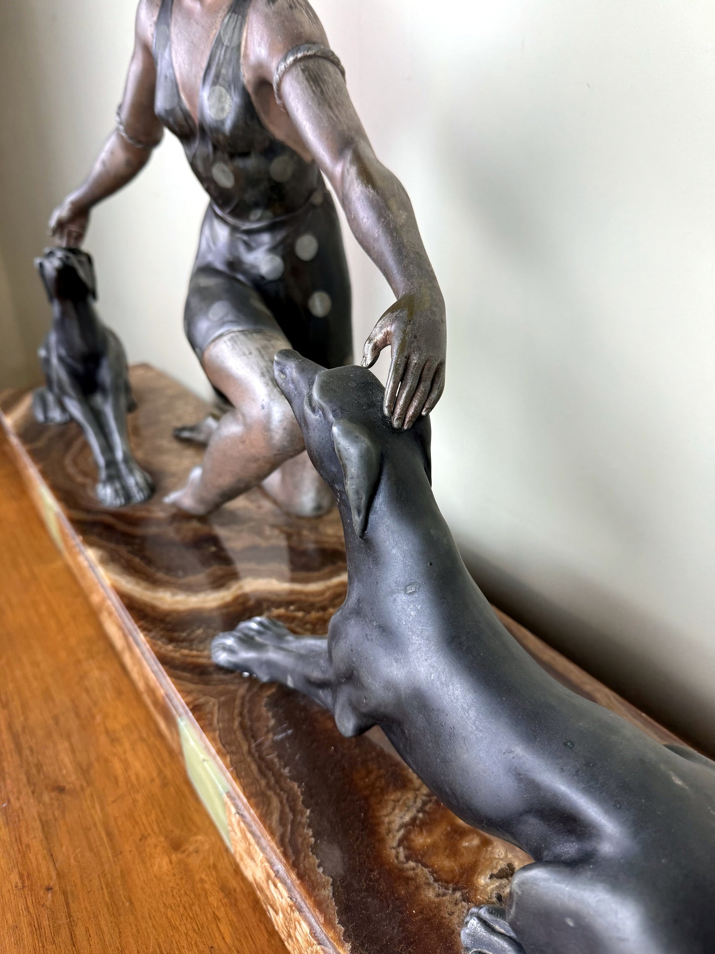 G. ARISSE (1920) : Élégante aux dogues Sculpture. Épreuve en régule à double patine