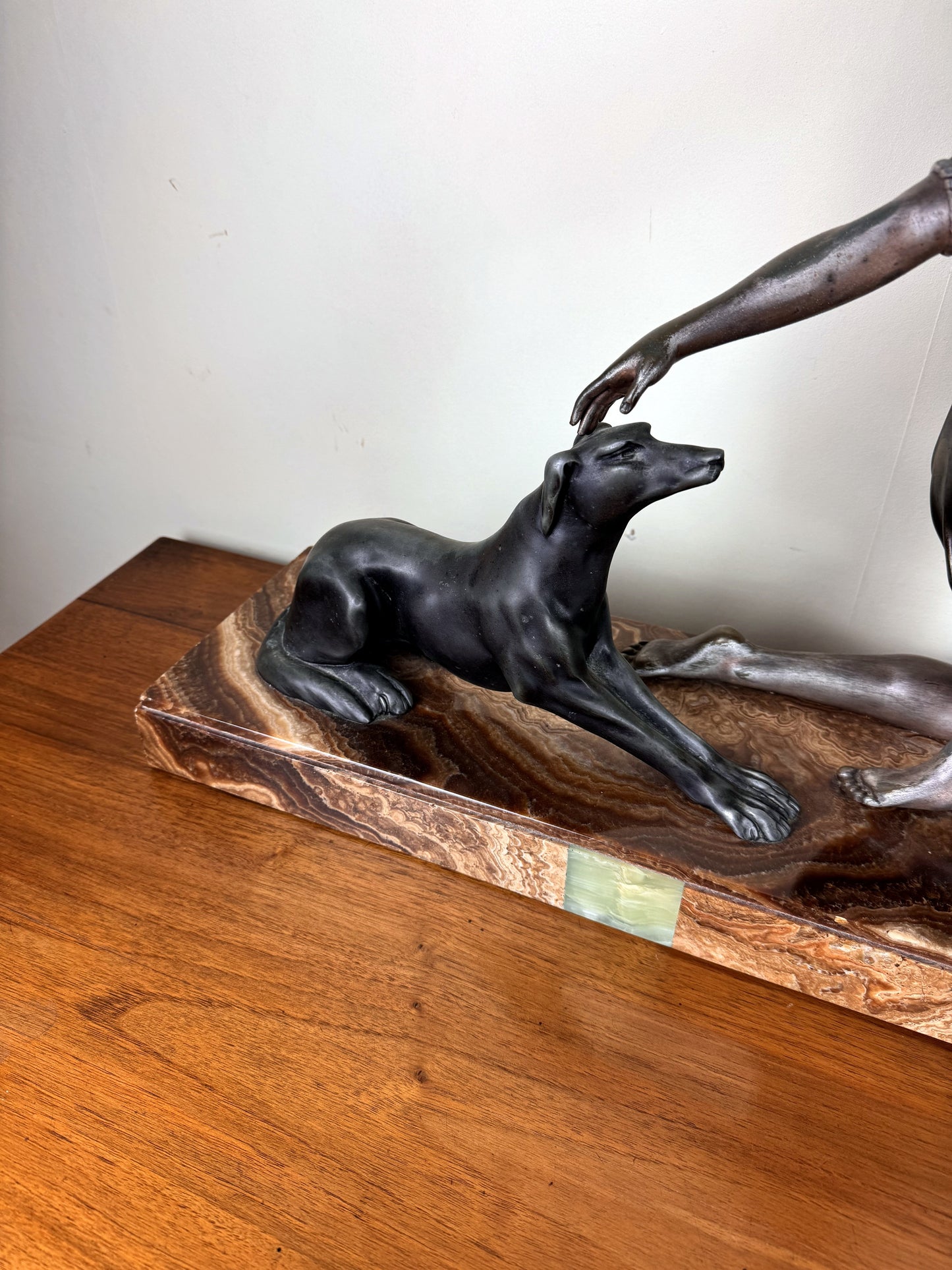 G. ARISSE (1920) : Élégante aux dogues Sculpture. Épreuve en régule à double patine