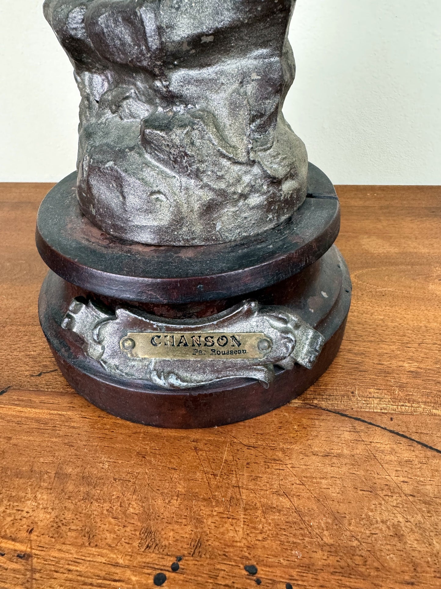 Grande lampe a pétrole montée sur une statue en régule intitulée "Chanson par Rousseau"