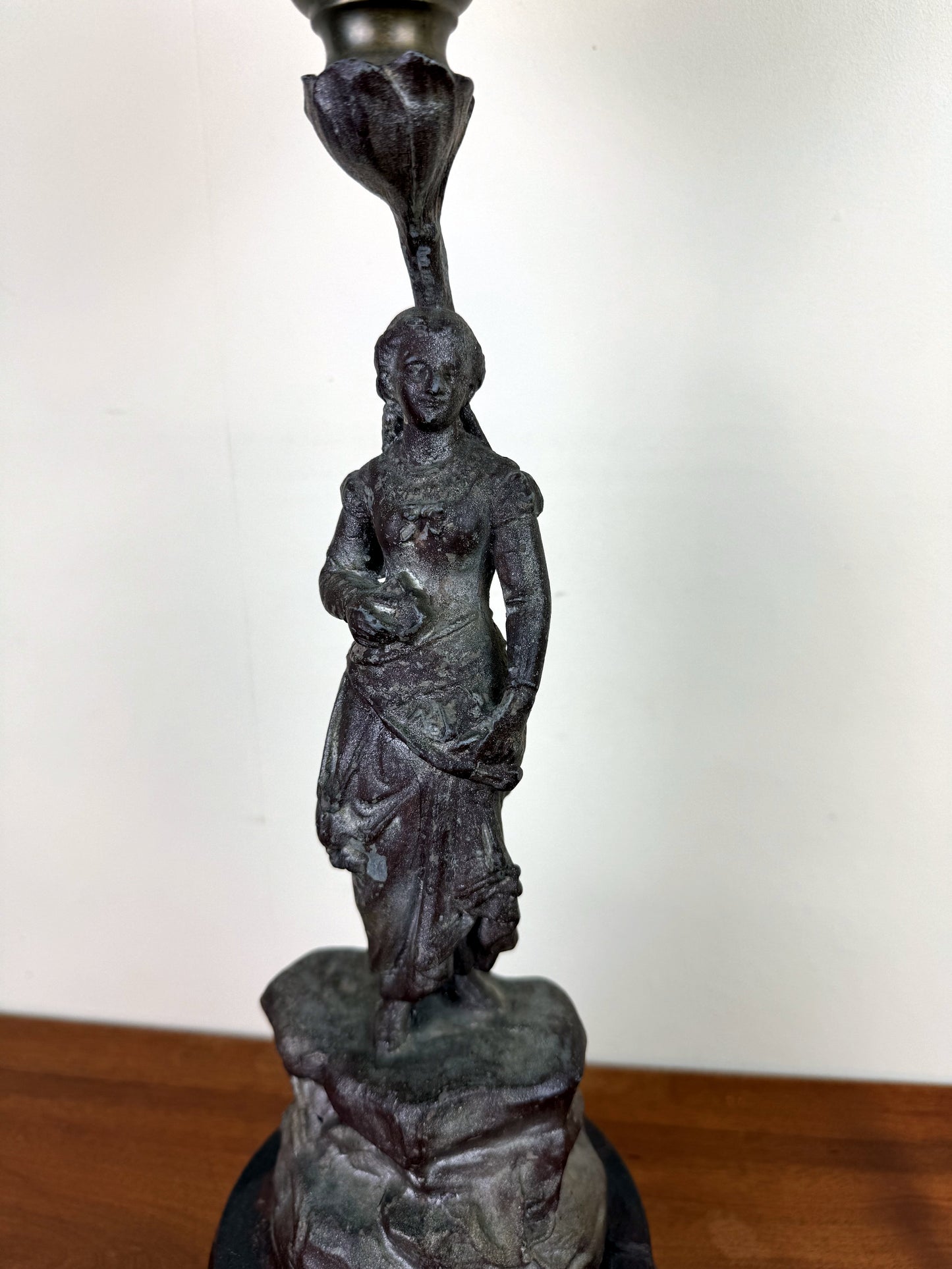 Grande lampe a pétrole montée sur une statue en régule intitulée "Chanson par Rousseau"