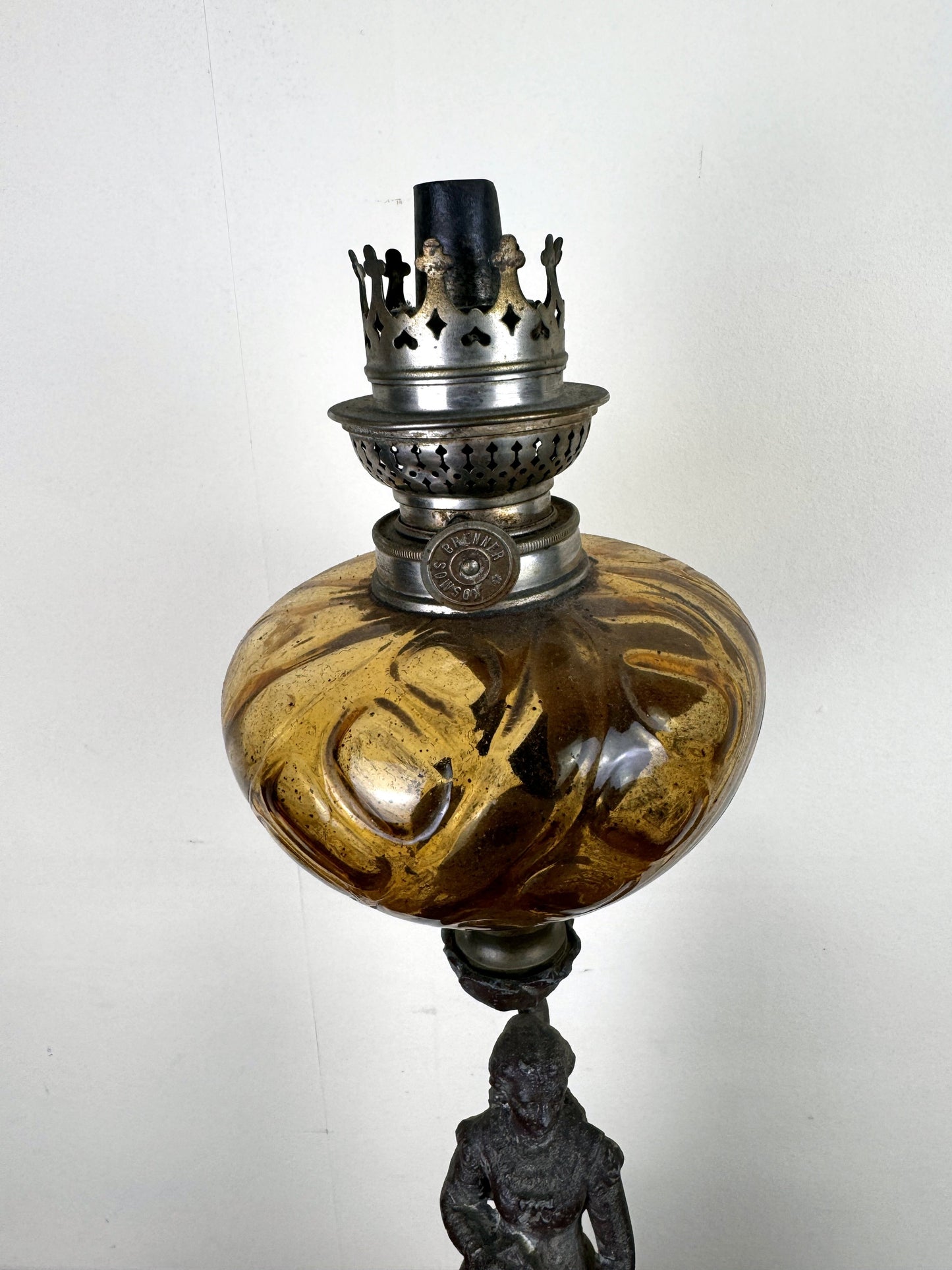 Grande lampe a pétrole montée sur une statue en régule intitulée "Chanson par Rousseau"