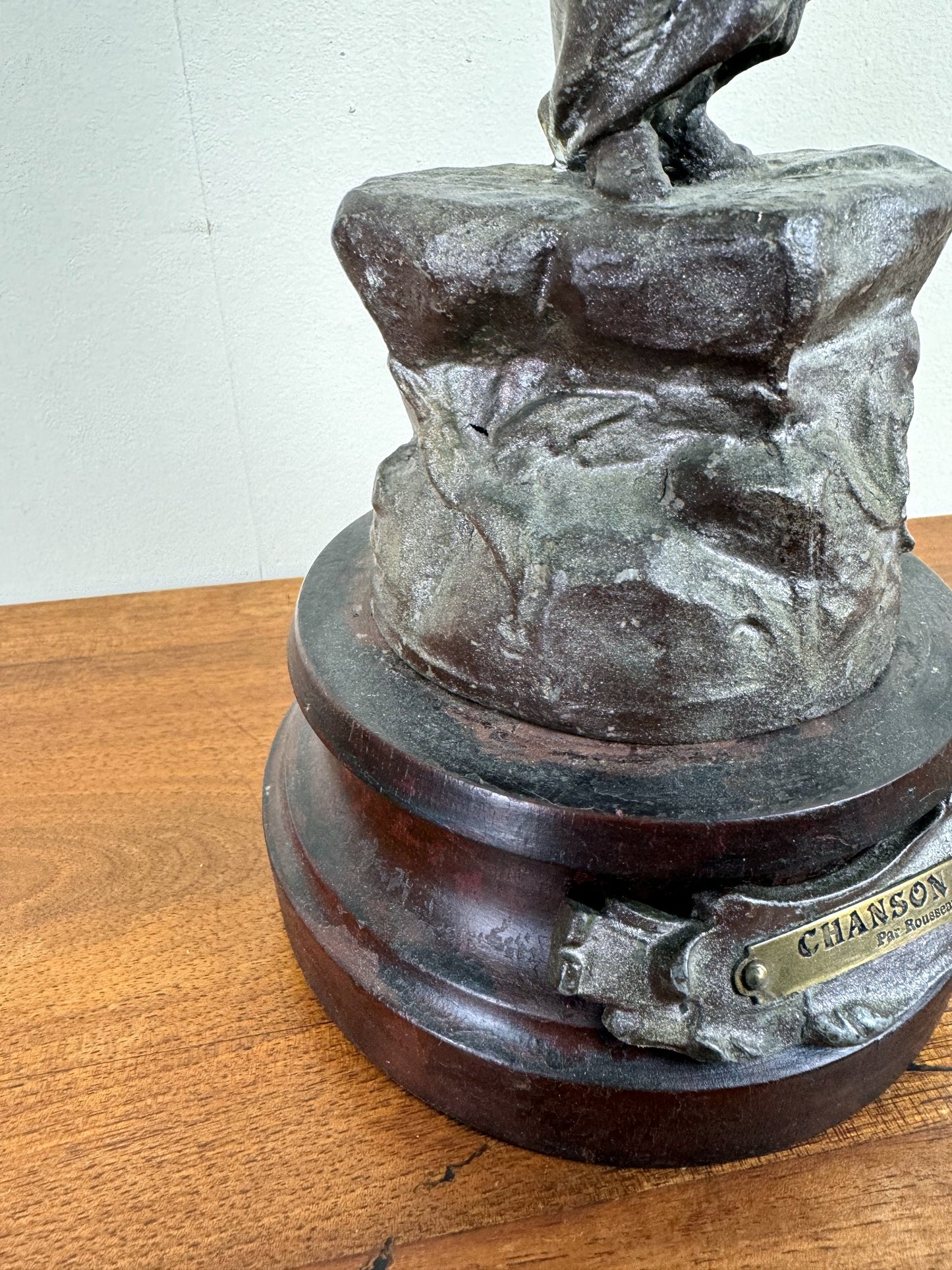 Grande lampe a pétrole montée sur une statue en régule intitulée "Chanson par Rousseau"