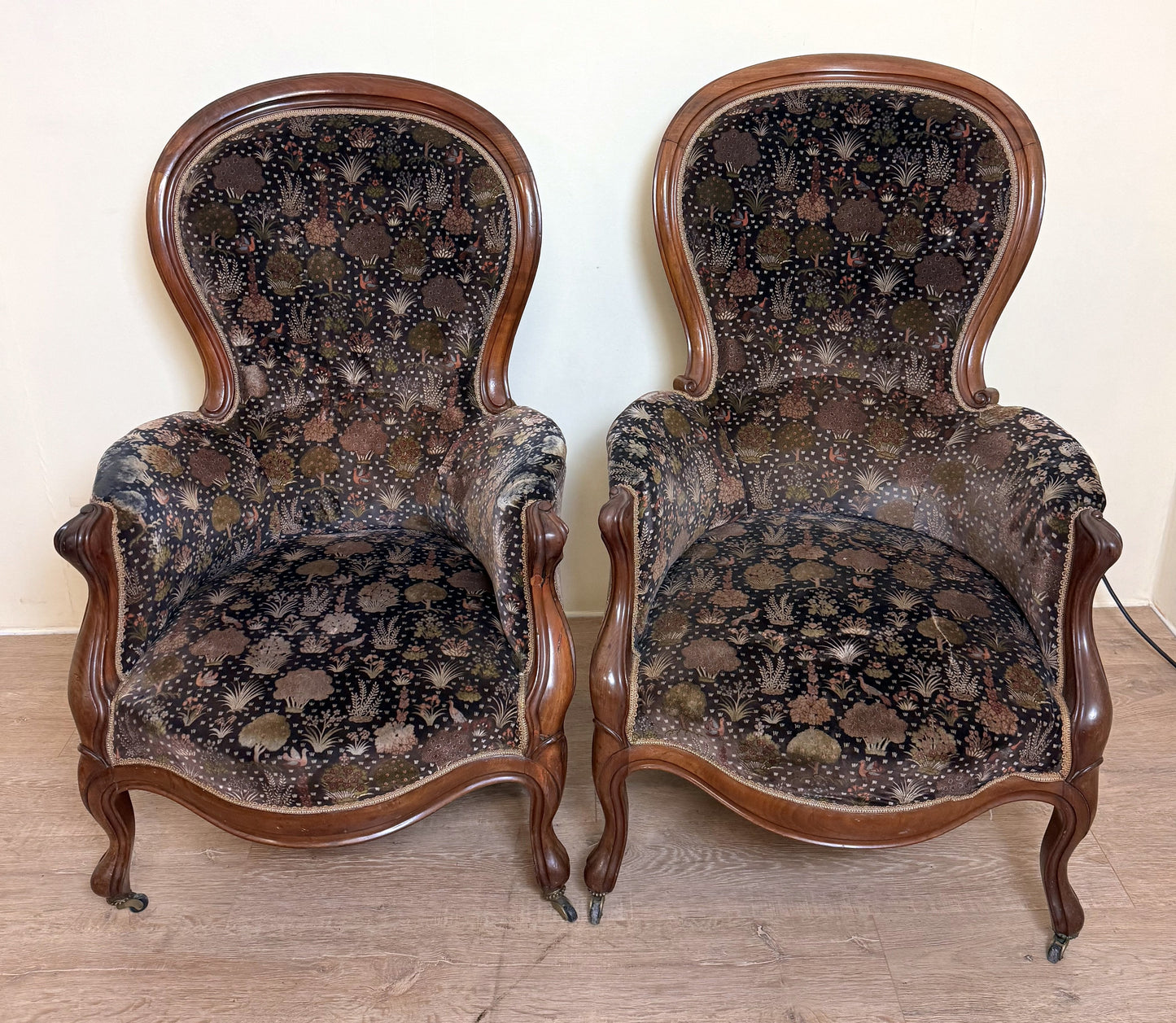 Paire De Bergères Style Louis XV En Noyer vers 1850