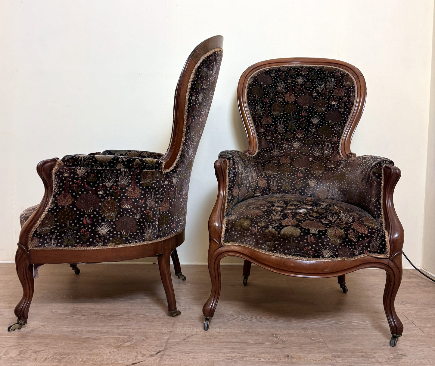 Paire De Bergères Style Louis XV En Noyer vers 1850