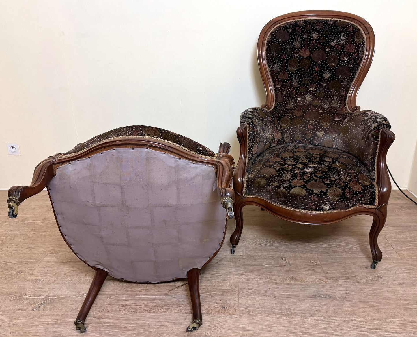 Paire De Bergères Style Louis XV En Noyer vers 1850