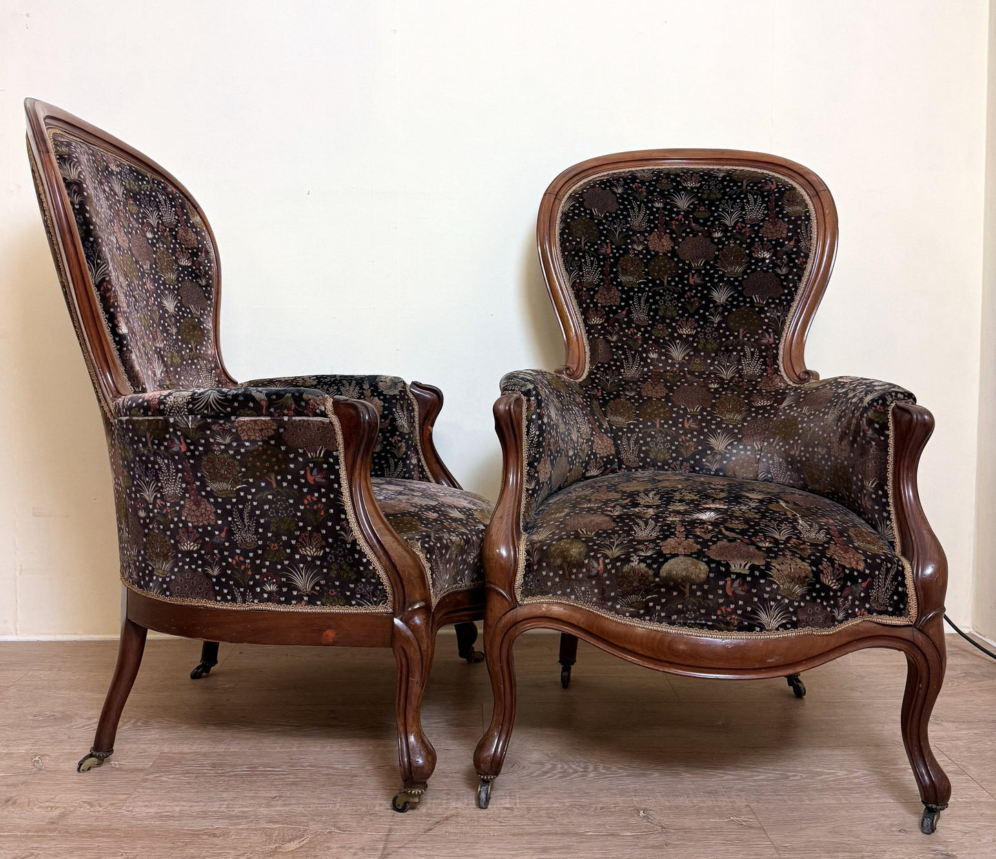 Paire De Bergères Style Louis XV En Noyer vers 1850