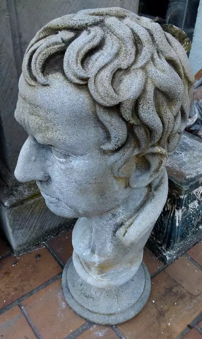 Personnage à l'Antique En Pierre Reconstituée époque XX ème Siècle
