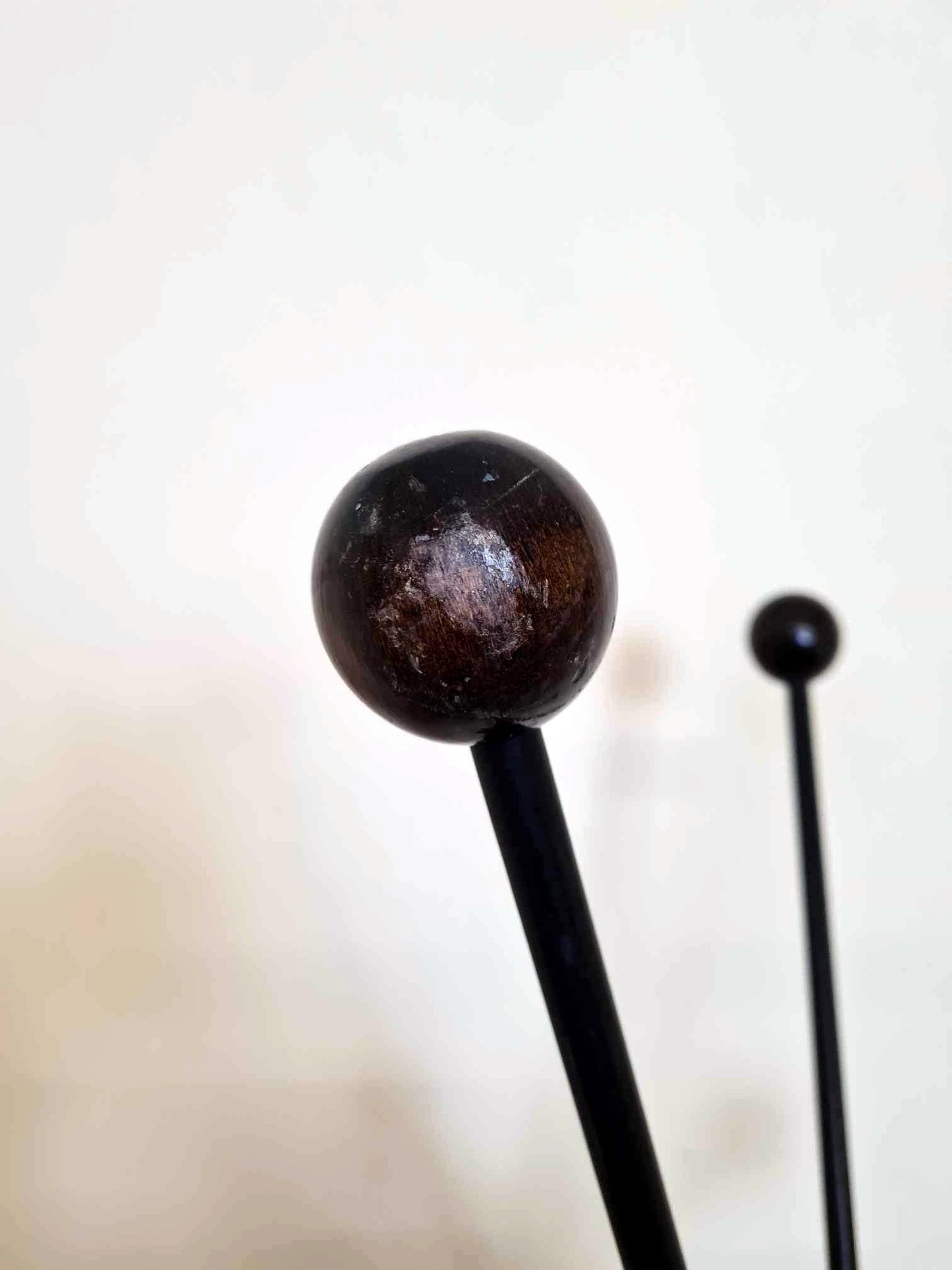 Roger Féraud (d'après) : Superbe Porte Manteaux a boules en bois