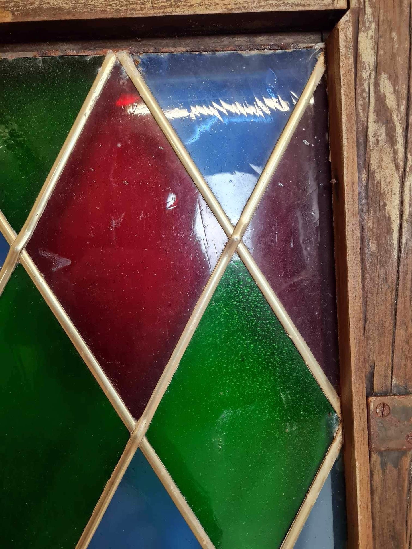 Rare châssis de fenêtre époque 19eme en bois massif avec au centre un joli vitrail