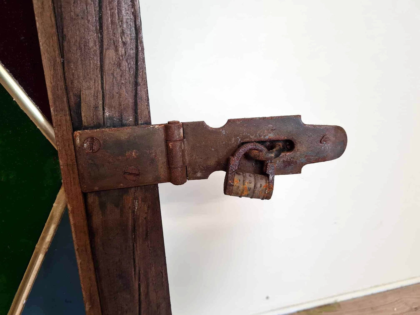 Rare châssis de fenêtre époque 19eme en bois massif avec au centre un joli vitrail
