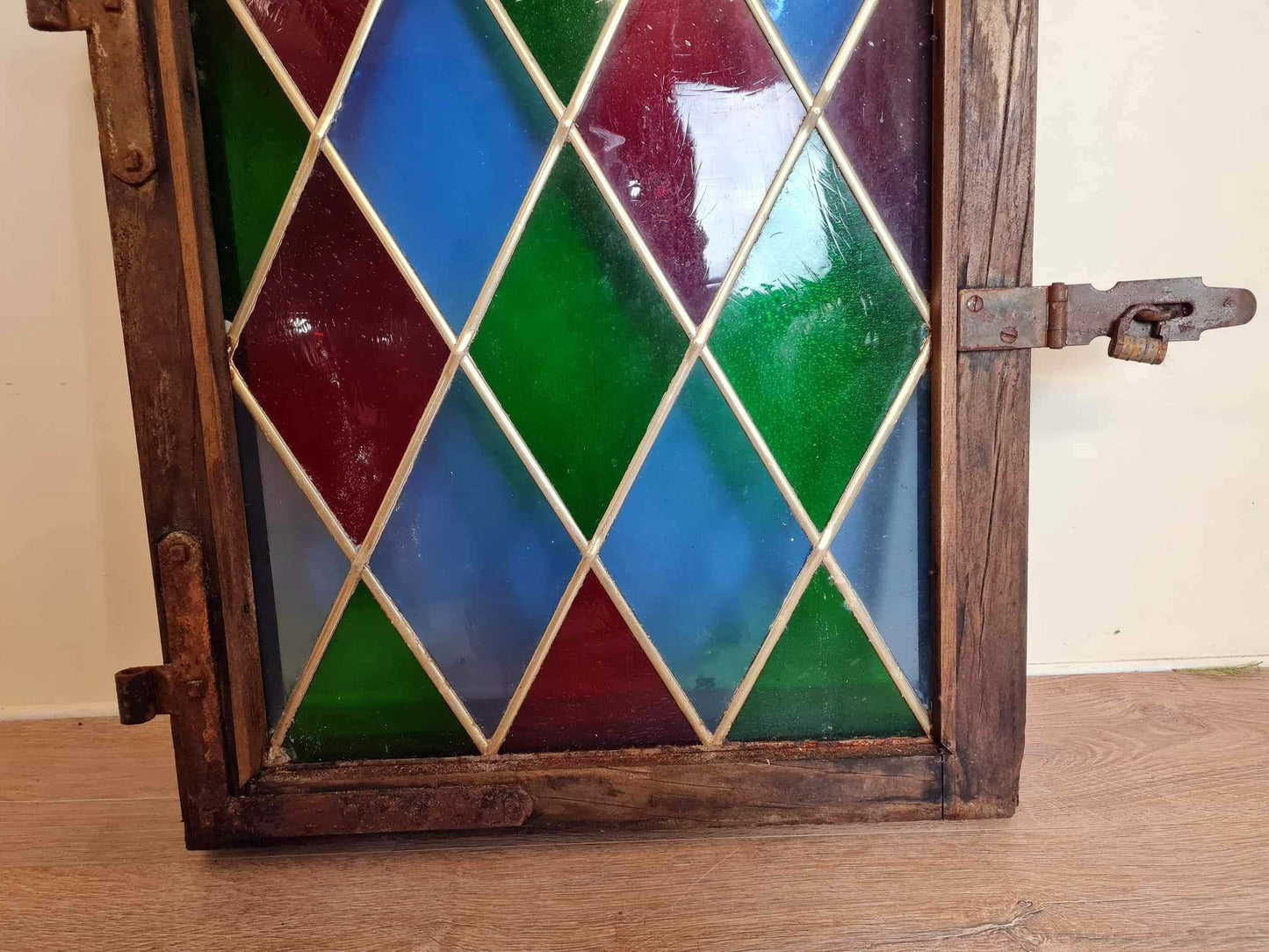 Rare châssis de fenêtre époque 19eme en bois massif avec au centre un joli vitrail