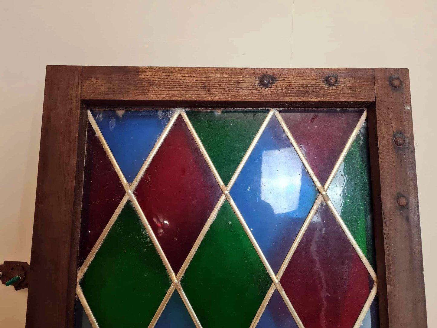 Rare châssis de fenêtre époque 19eme en bois massif avec au centre un joli vitrail