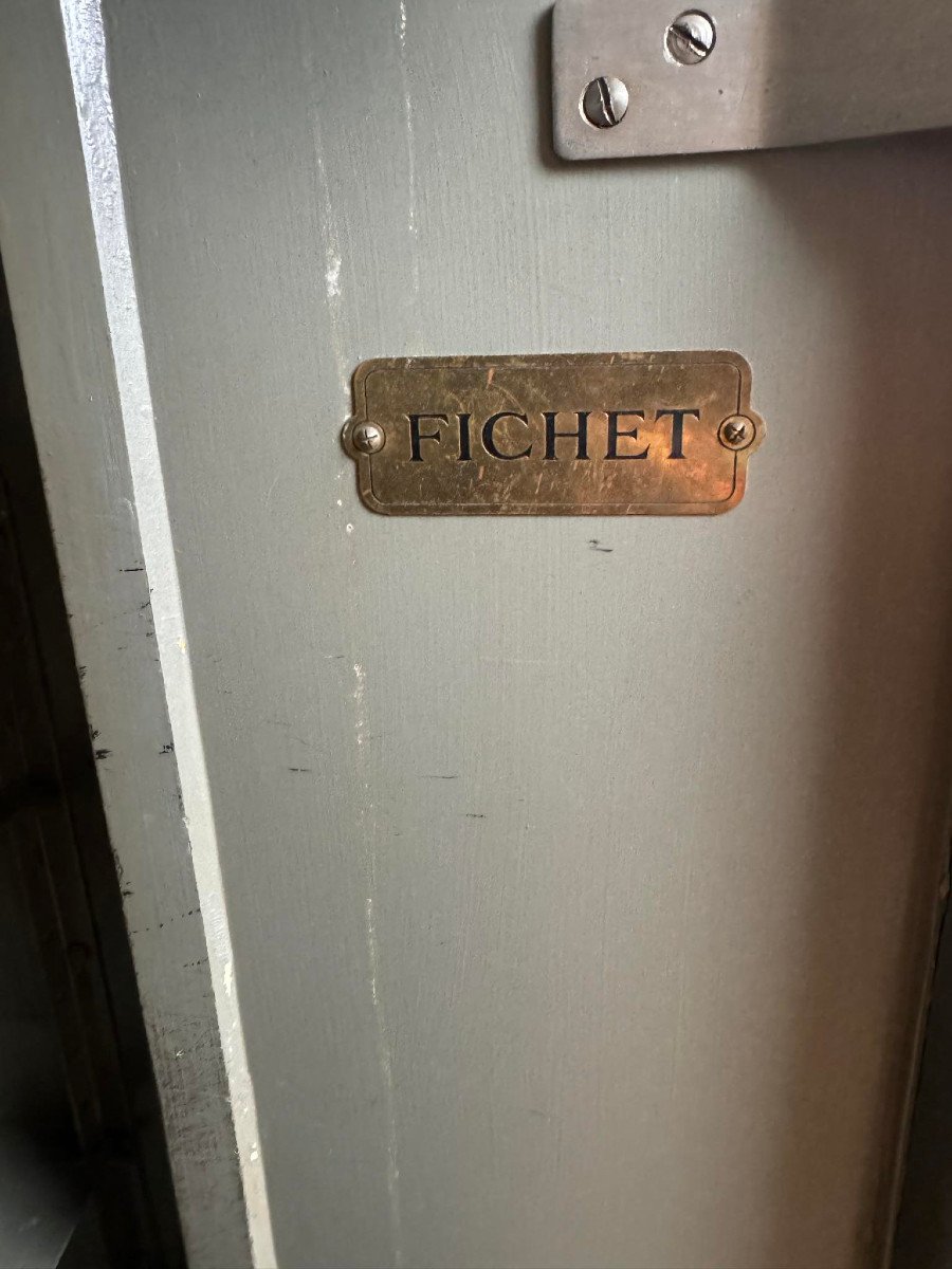 Important Coffre Fort fichet figurant 1 meuble d'appui