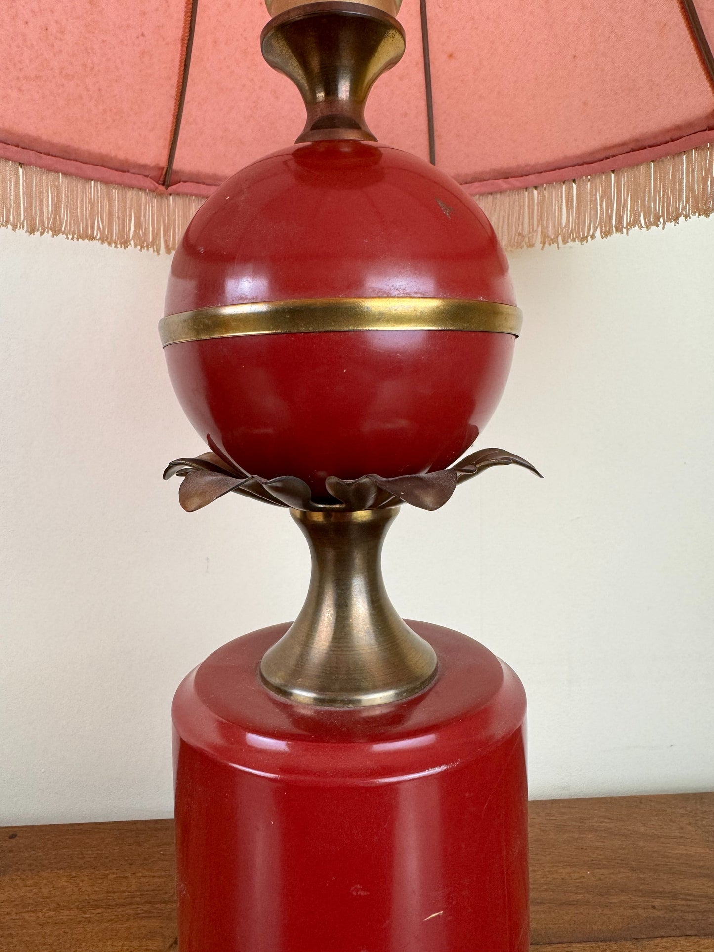 lampe de bureau style Art Déco avec une sphère rouge bordeaux au centre