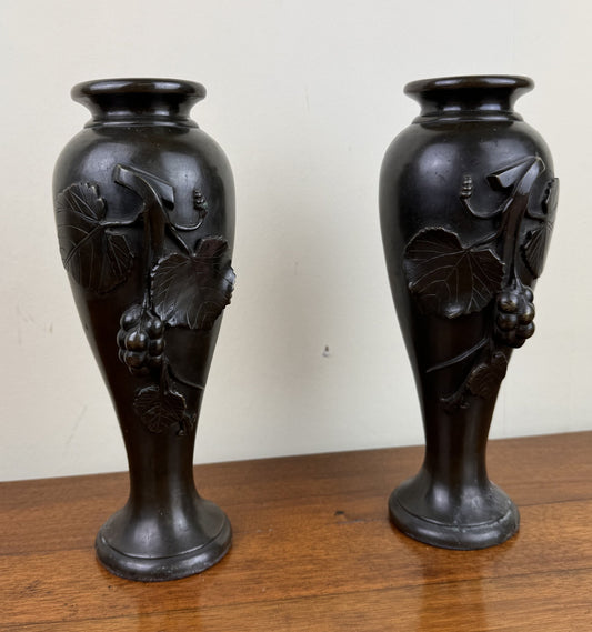 Paire de Vases En Bronze époque Art Nouveau vers 1900 décors en relief de feuilles