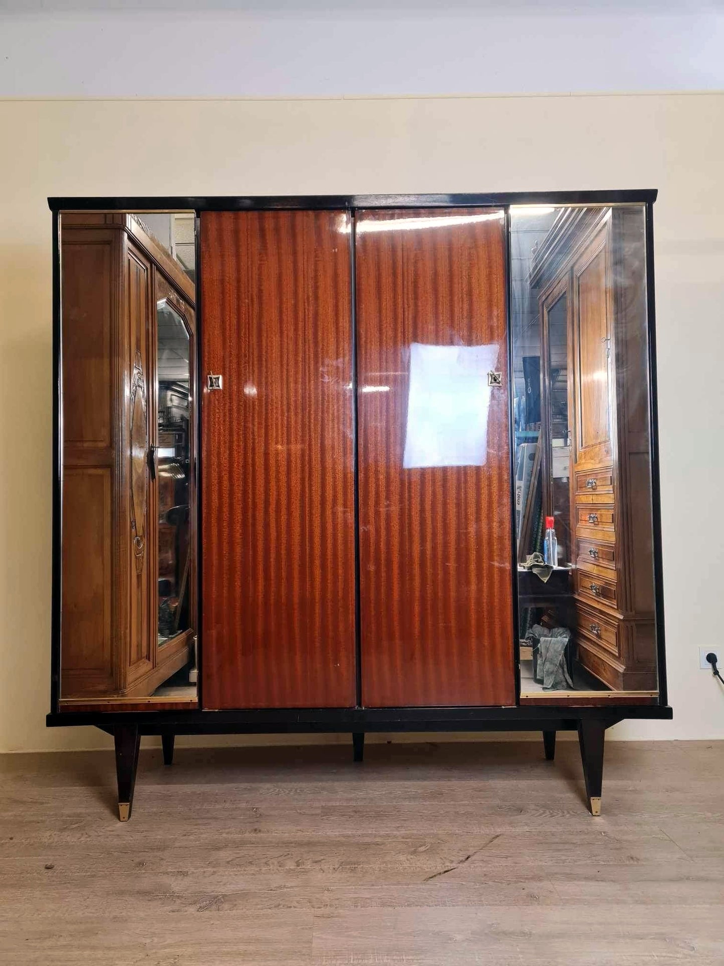 Jolie armoire Vintage chic des année 50 en acajou