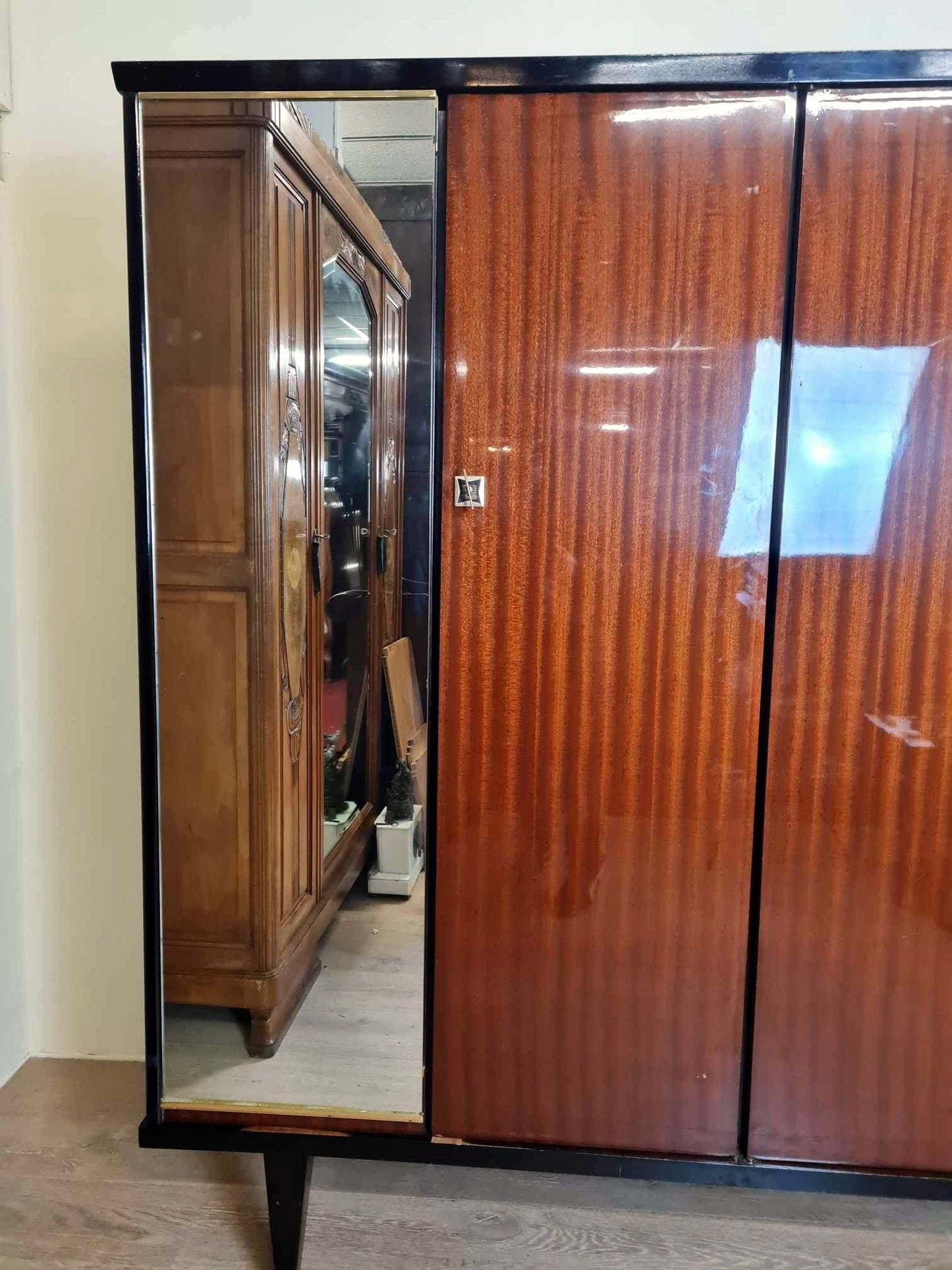 Jolie armoire Vintage chic des année 50 en acajou