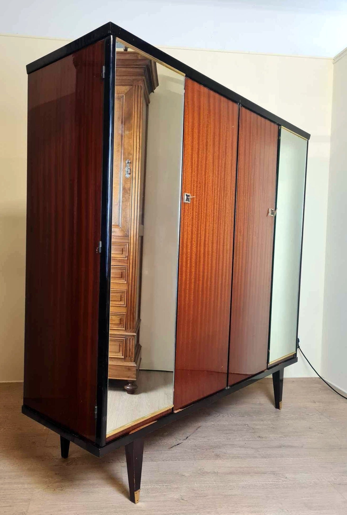 Jolie armoire Vintage chic des année 50 en acajou