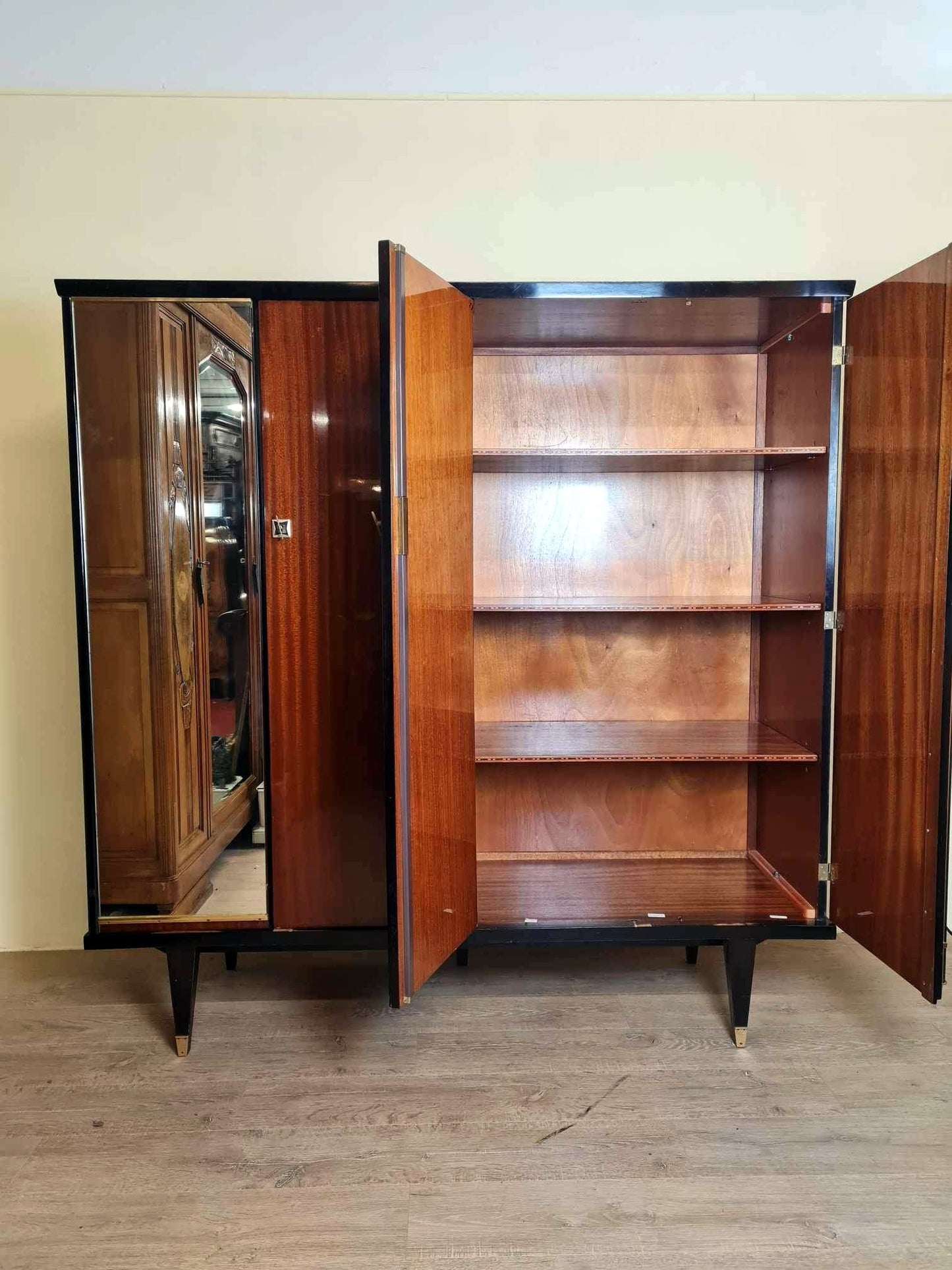 Jolie armoire Vintage chic des année 50 en acajou