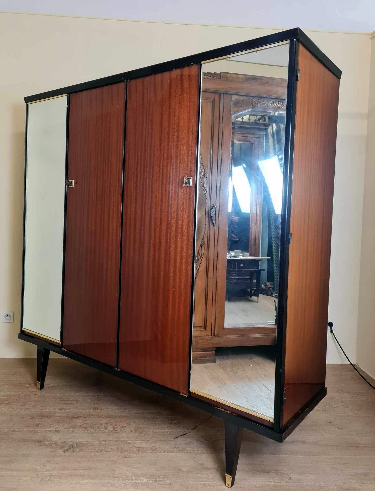 Jolie armoire Vintage chic des année 50 en acajou