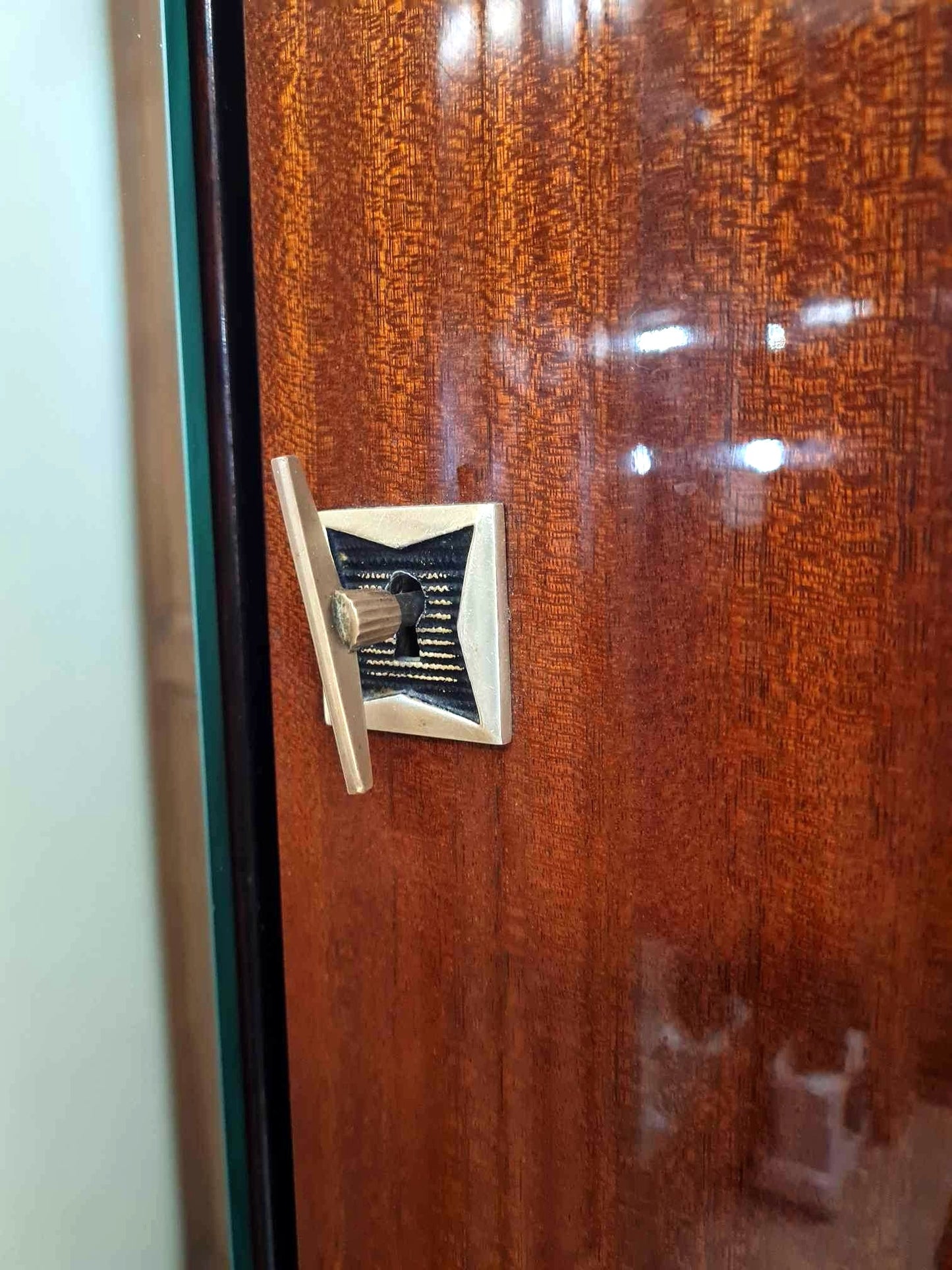 Jolie armoire Vintage chic des année 50 en acajou