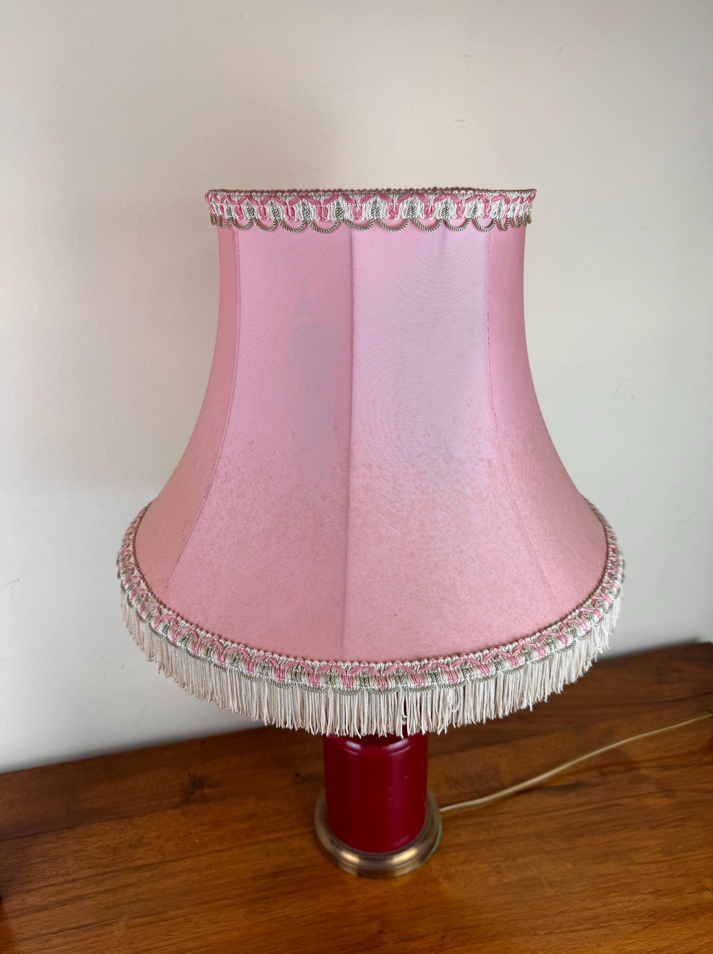 lampe de bureau style Art Déco avec une sphère rouge bordeaux au centre