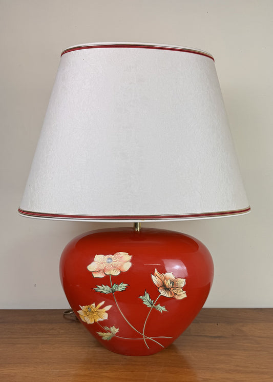 Très grande lampe vintage en céramique à décors de fleurs sur fond rouge vers 1980