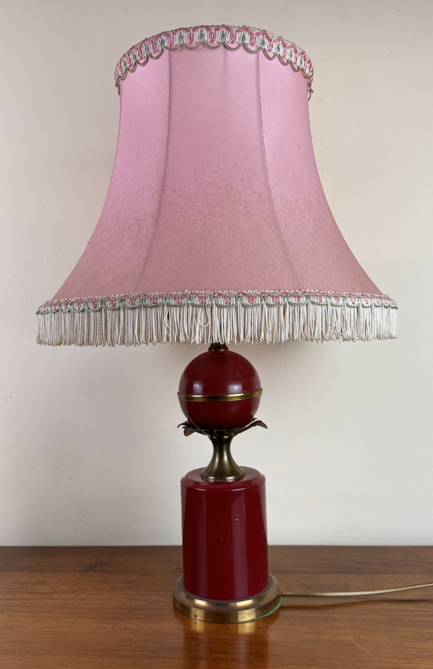 lampe de bureau style Art Déco avec une sphère rouge bordeaux au centre