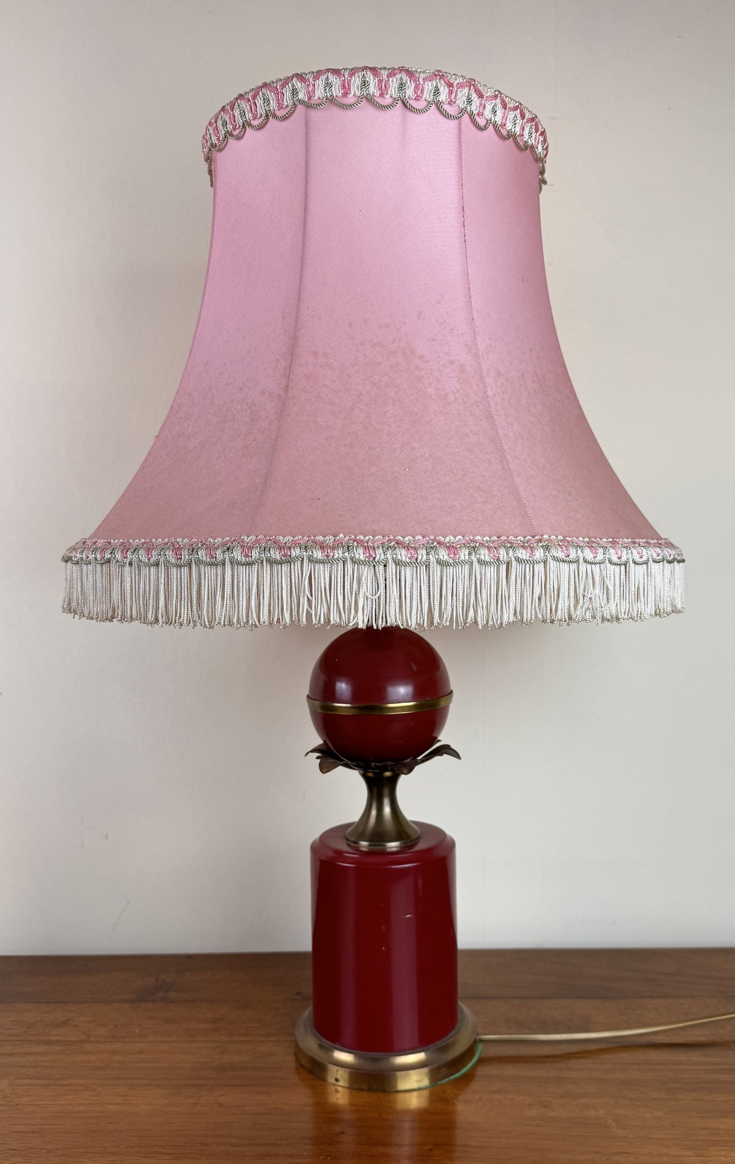 lampe de bureau style Art Déco avec une sphère rouge bordeaux au centre