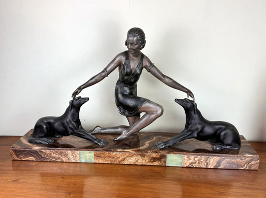 G. ARISSE (1920) : Élégante aux dogues Sculpture. Épreuve en régule à double patine
