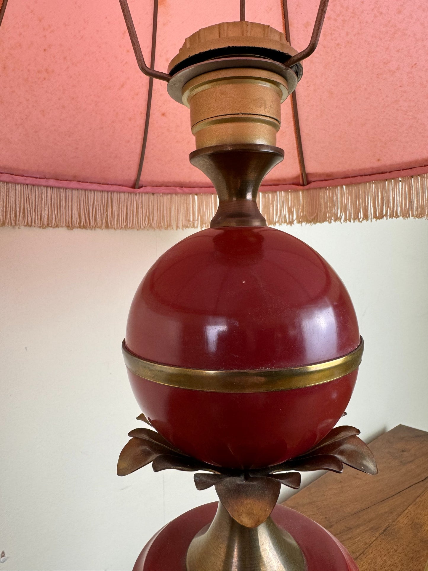 lampe de bureau style Art Déco avec une sphère rouge bordeaux au centre
