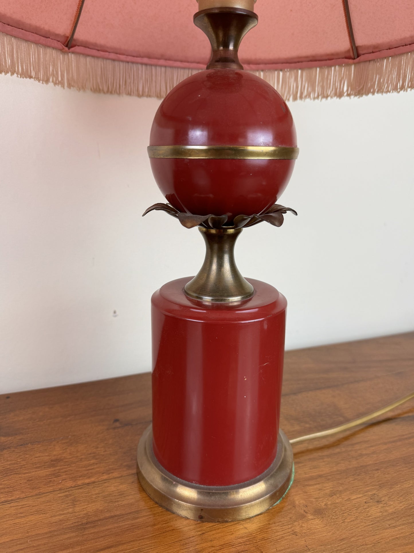 lampe de bureau style Art Déco avec une sphère rouge bordeaux au centre